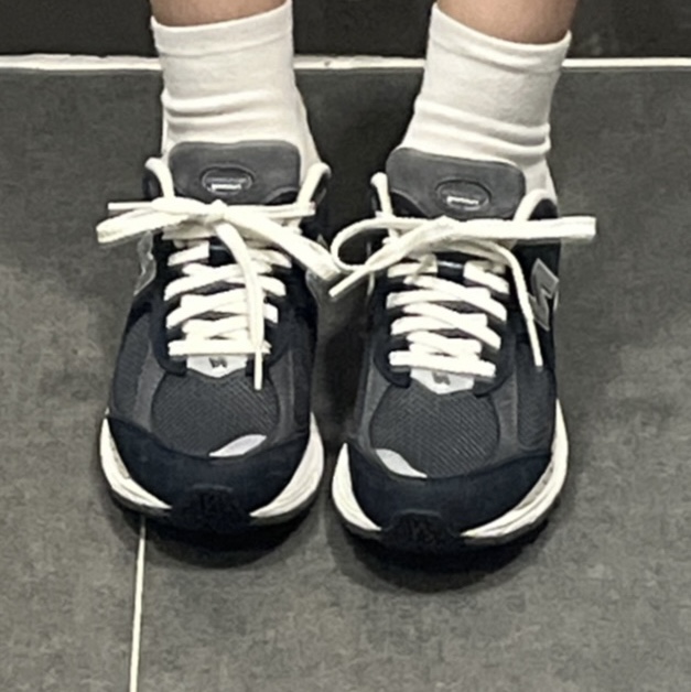 New Balance 2002R Premium Vintage Navy Grey 착용 스타일