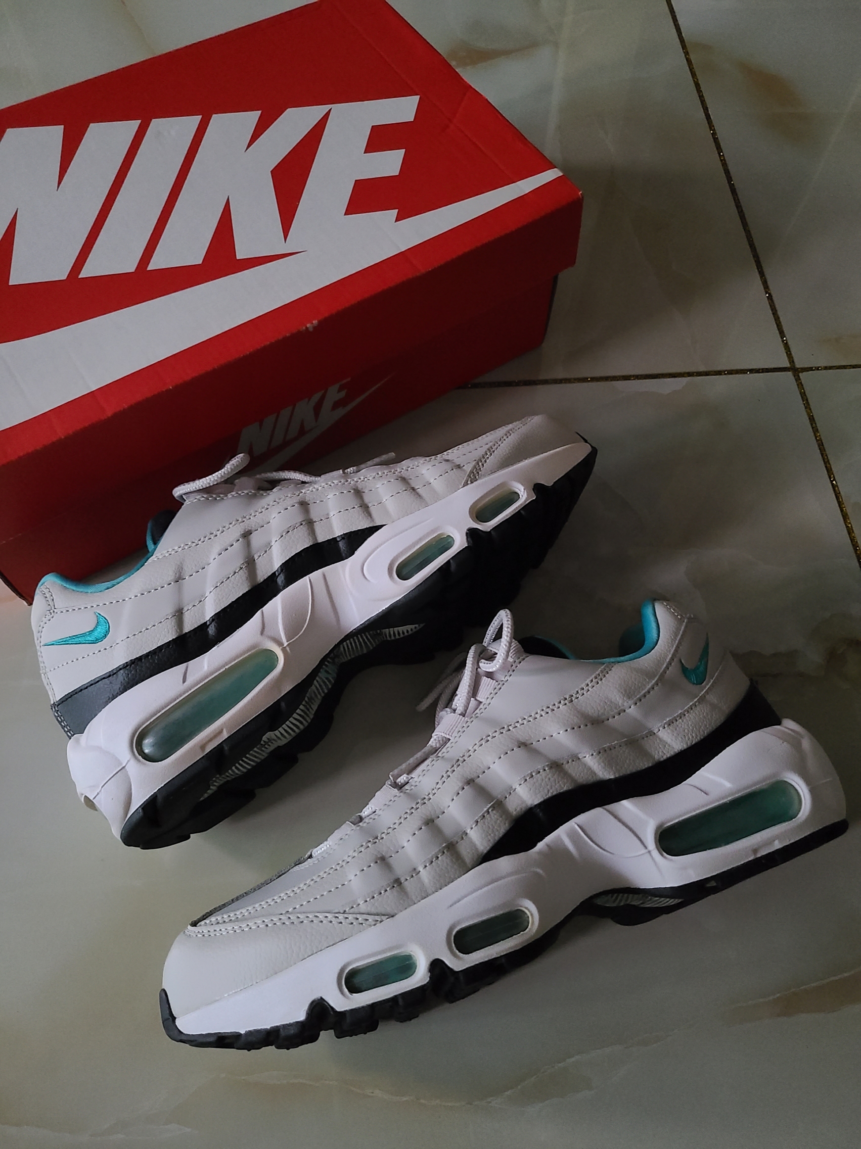 Nike Air Max 95 Essential Light Bone, Nike Air Max 95 SE Windbreaker 착용 스타일 - 1