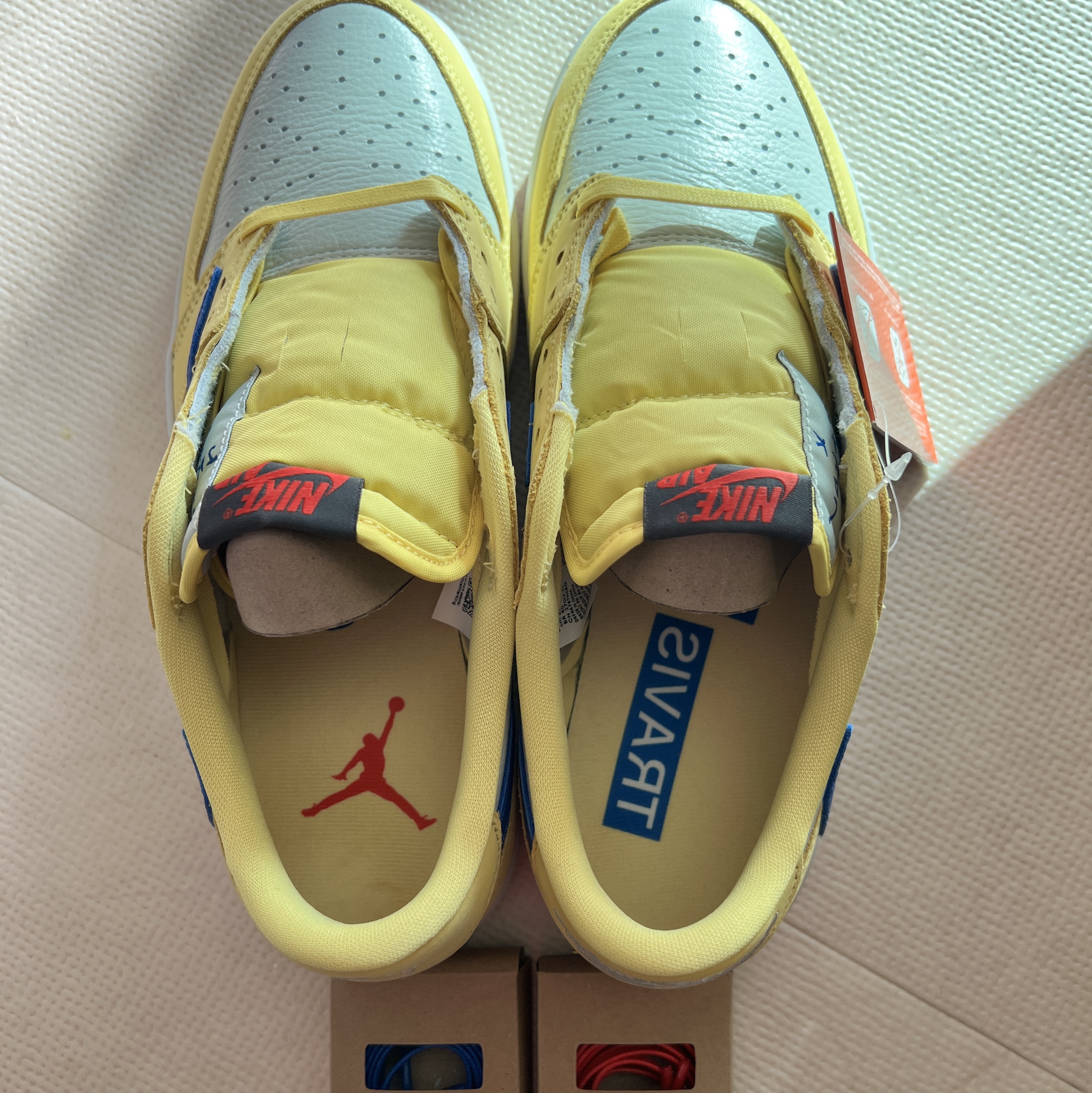 (W) Jordan 1 x Travis Scott Retro Low OG SP Canary 착용 스타일 - 4