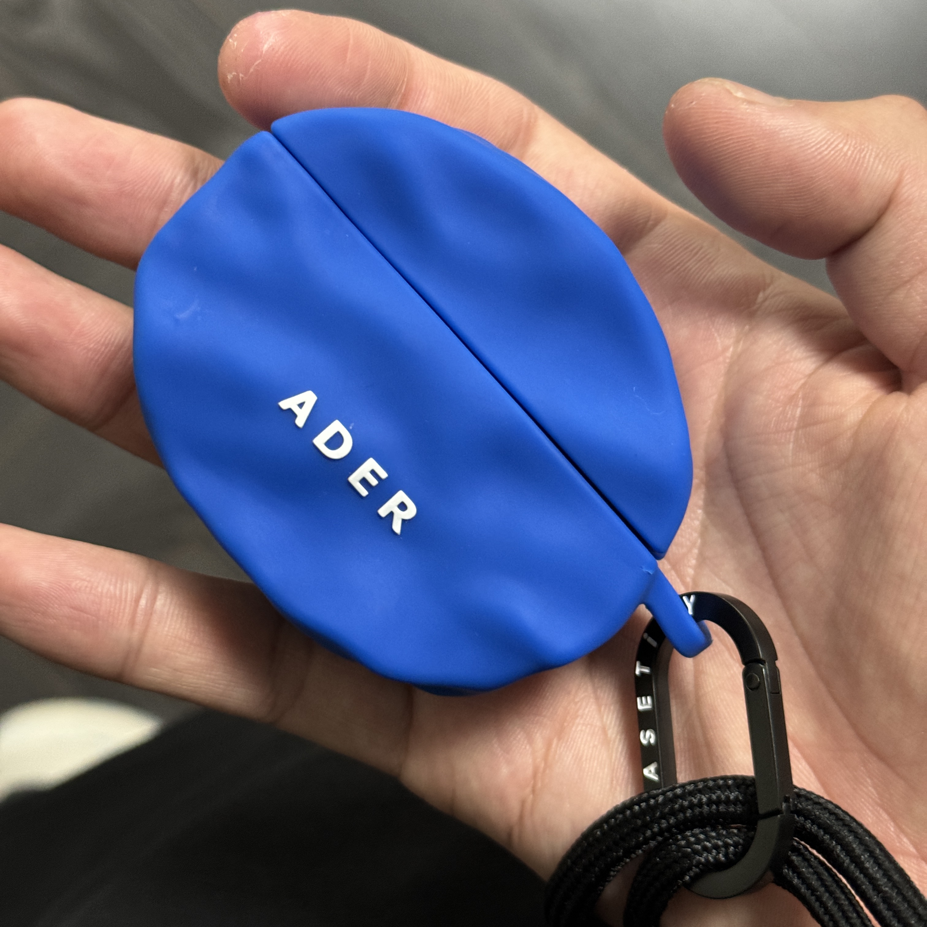 Casetify x Ader Error Wavy Collectable AirPods Pro 1st/2nd gen Case Blue 착용 스타일
