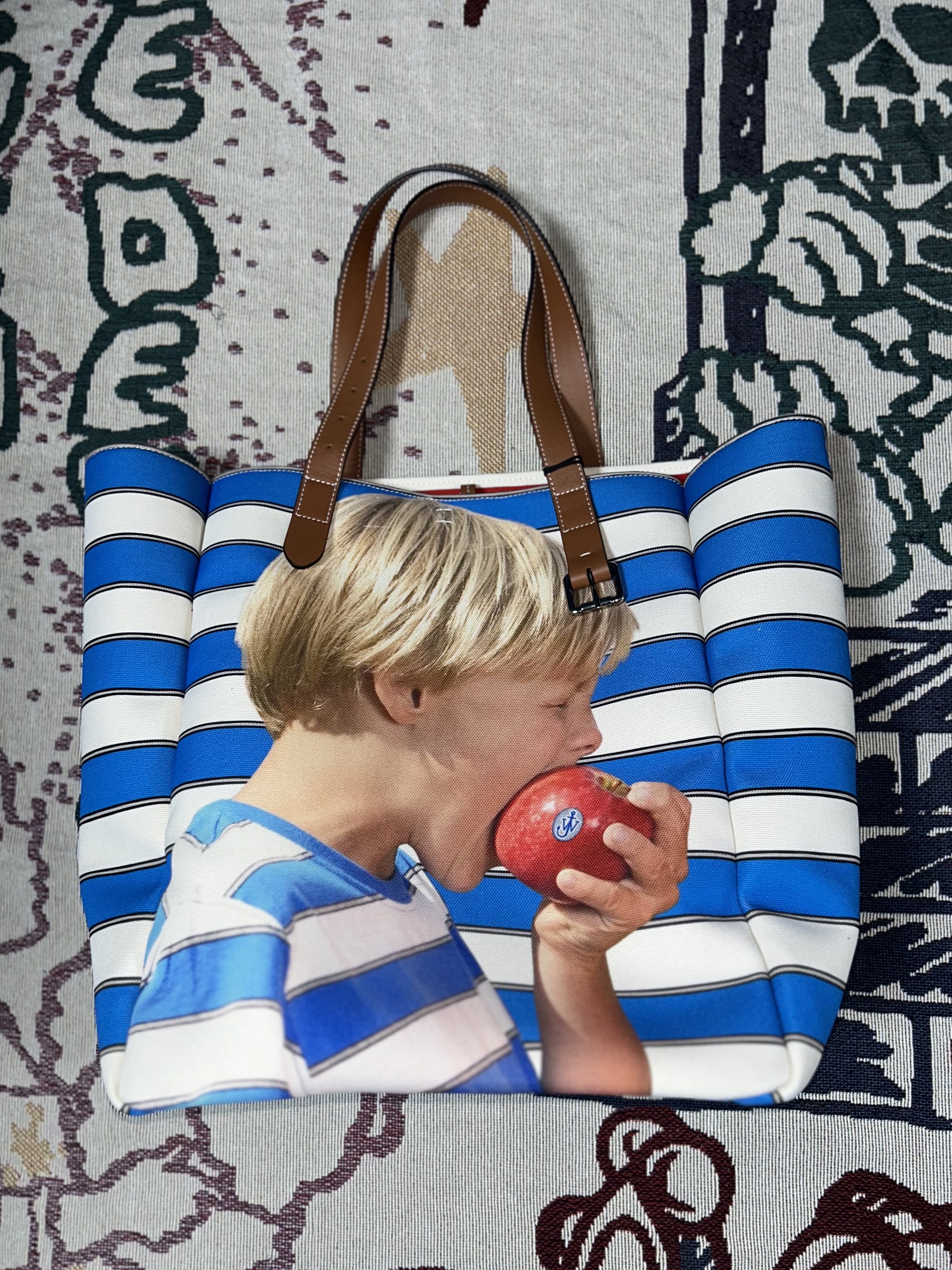 JW Anderson Belt Logo Tote Bag Blue White 착용 스타일 - 2