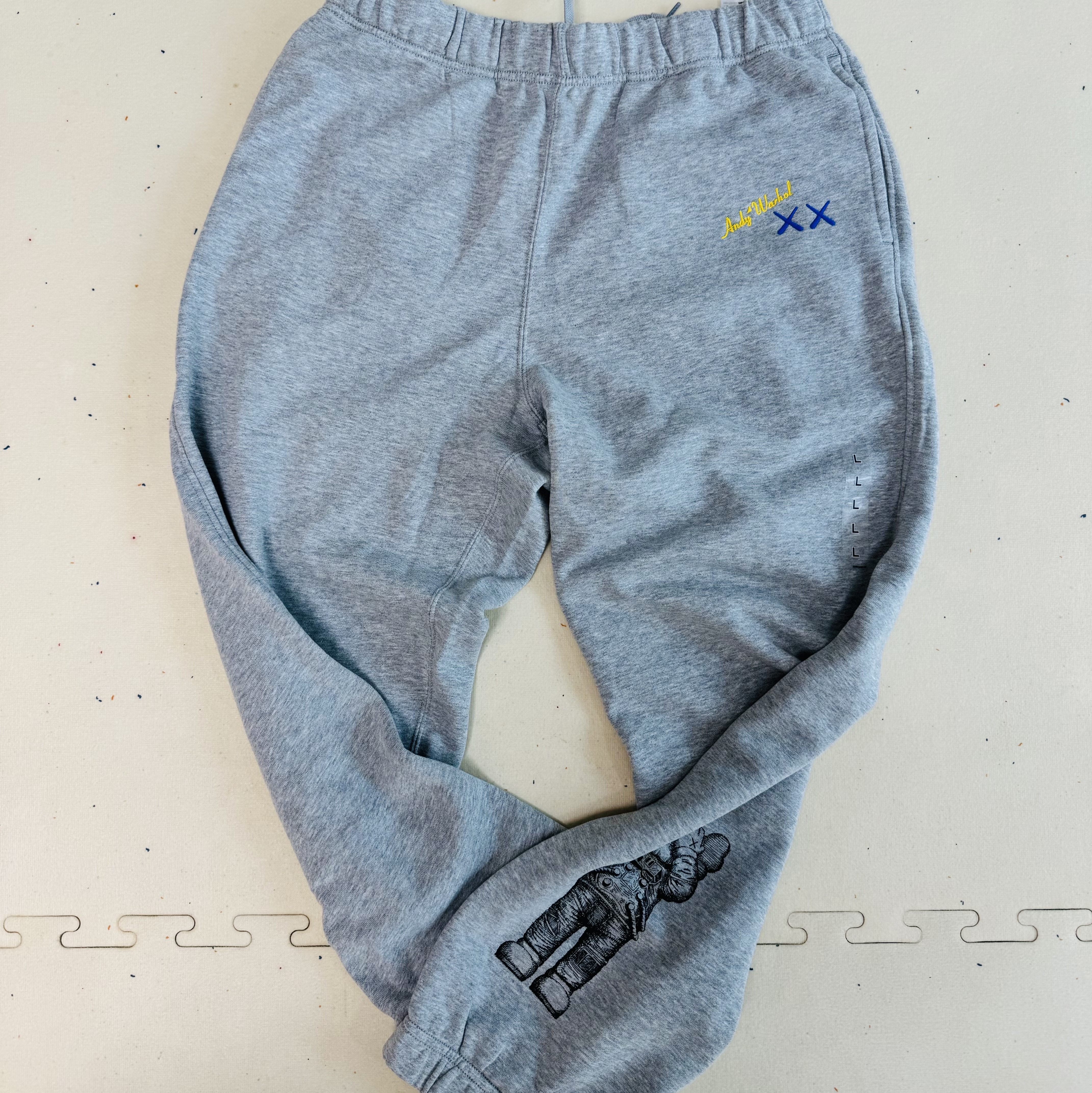 Uniqlo UT x Kaws x Warhol Sweatpants Heather Gray 착용 스타일 - 1