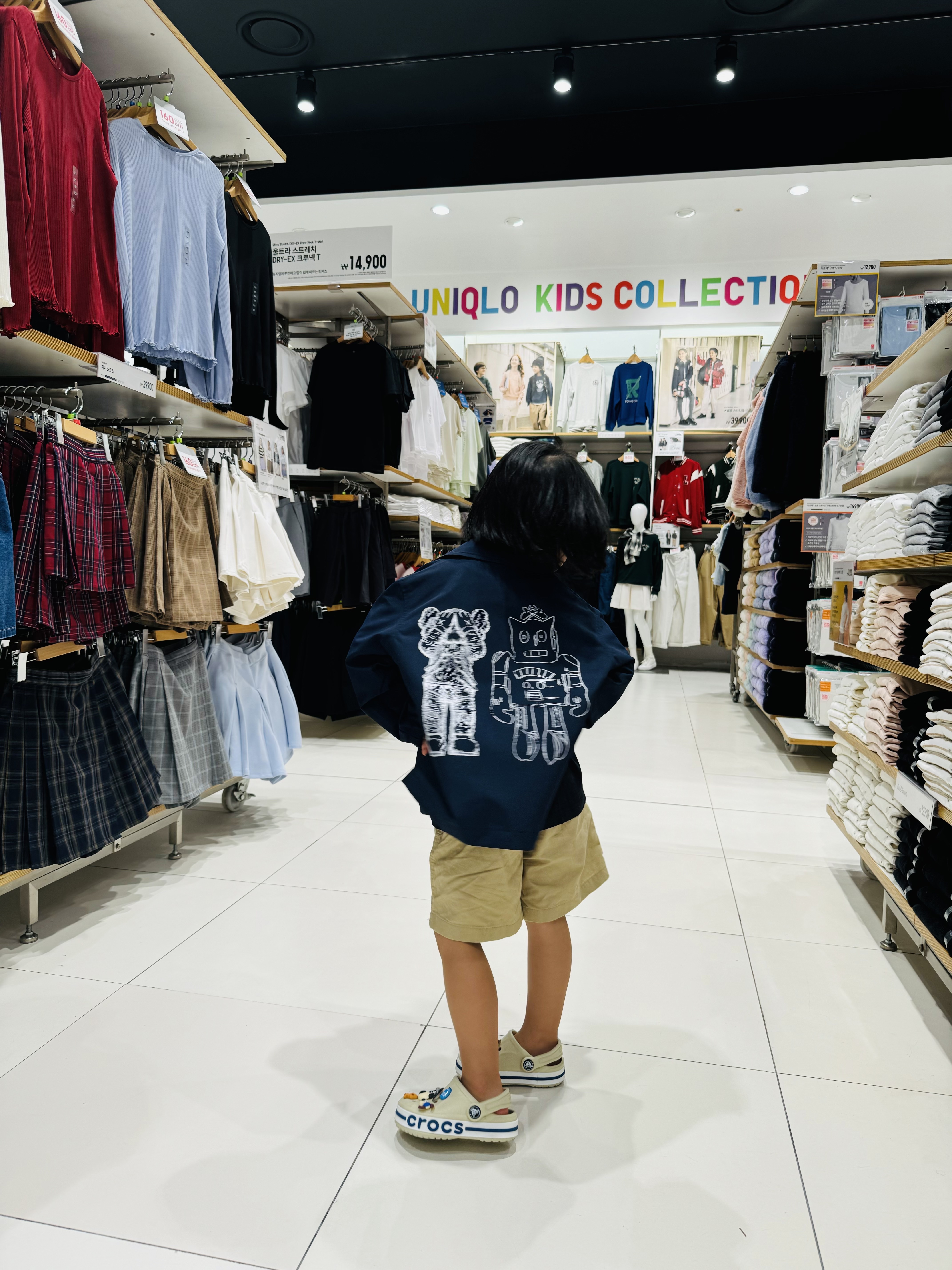 Uniqlo UT x Kaws x Warhol Coach Jacket Navy, (Kids) Uniqlo UT x Kaws Short Sleeve Graphic T-Shirt Black 착용 스타일 - 1