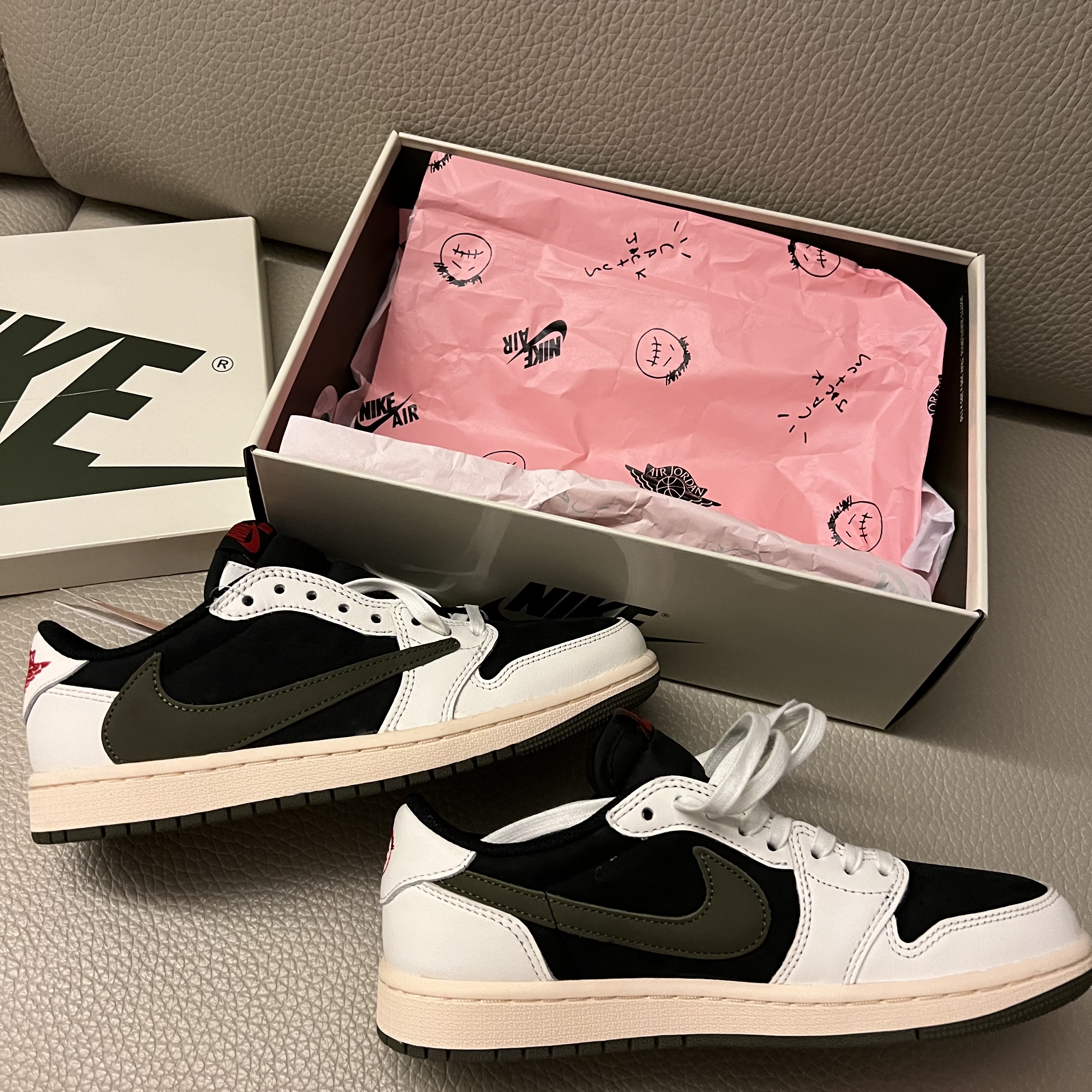 (W) Jordan 1 x Travis Scott Retro Low OG SP Medium Olive 착용 스타일 - 1