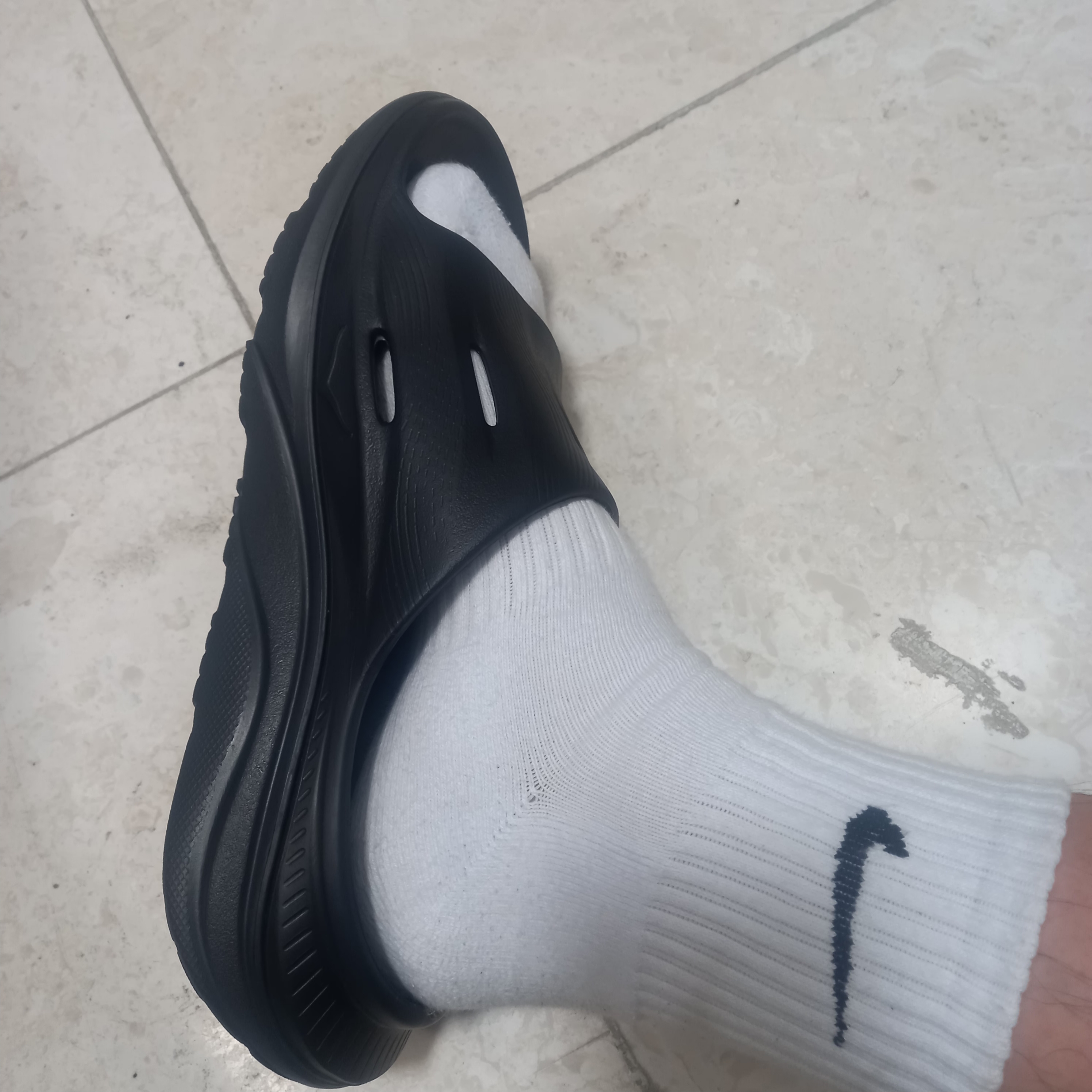 Hoka Ora Recovery Slide 3 Black, Nike x Stussy Shorts Black (FJ9167-010) 착용 스타일 - 7