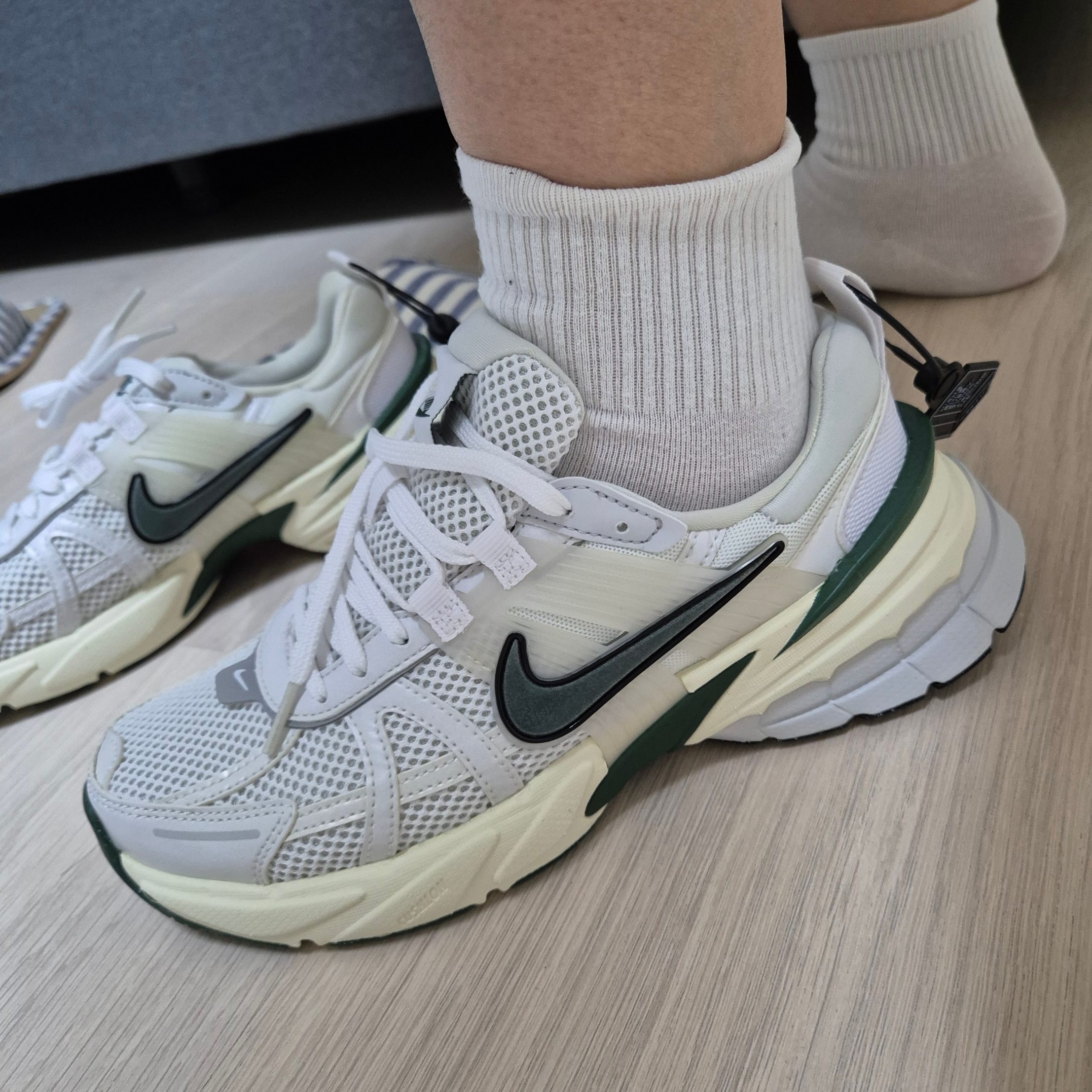 Nike V2K Run White Fir 착용 스타일