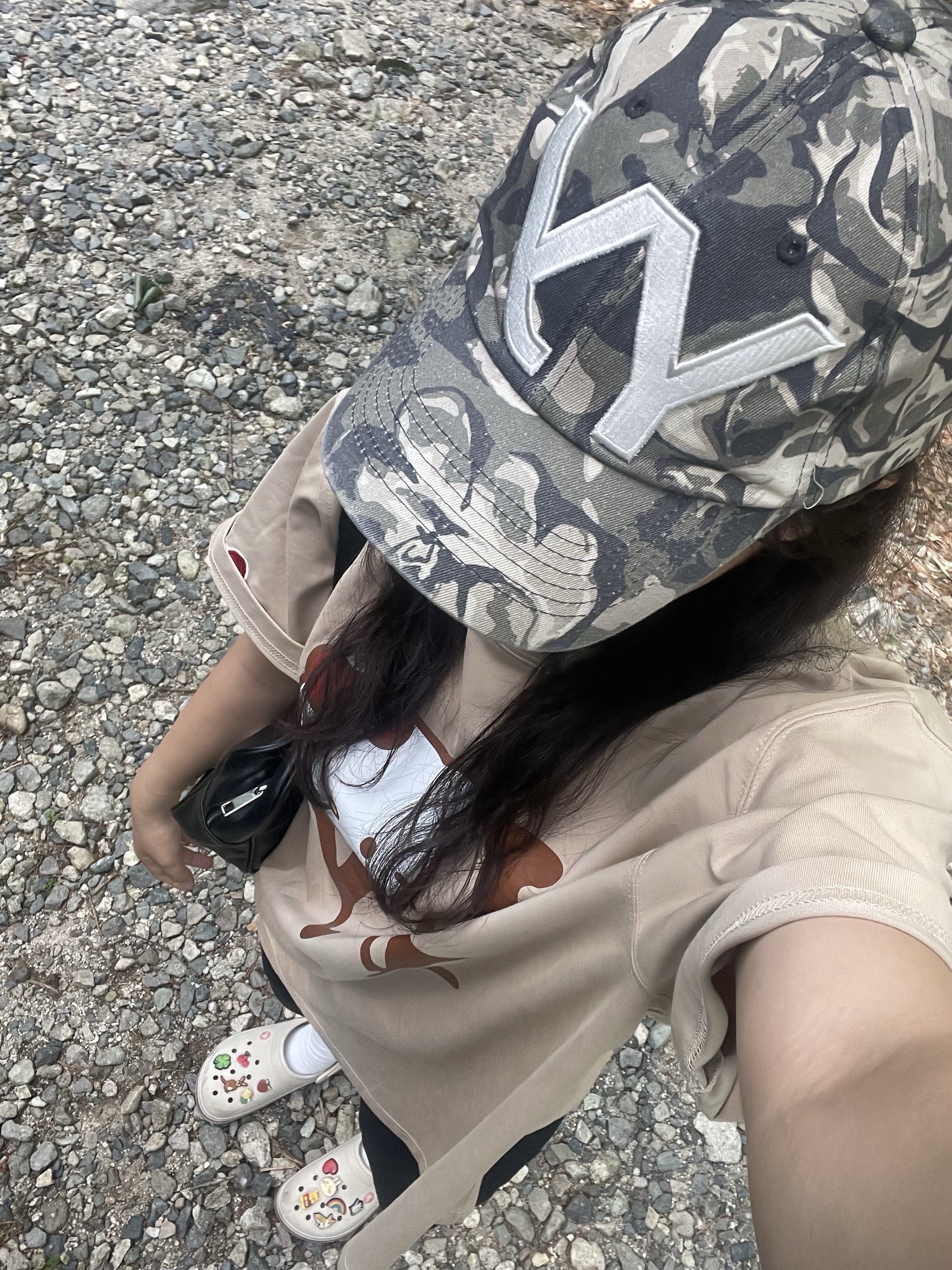 Open Yy Camo Ball Cap Khaki, Open Yy x Hello Kitty T-Shirt Beige 착용 스타일