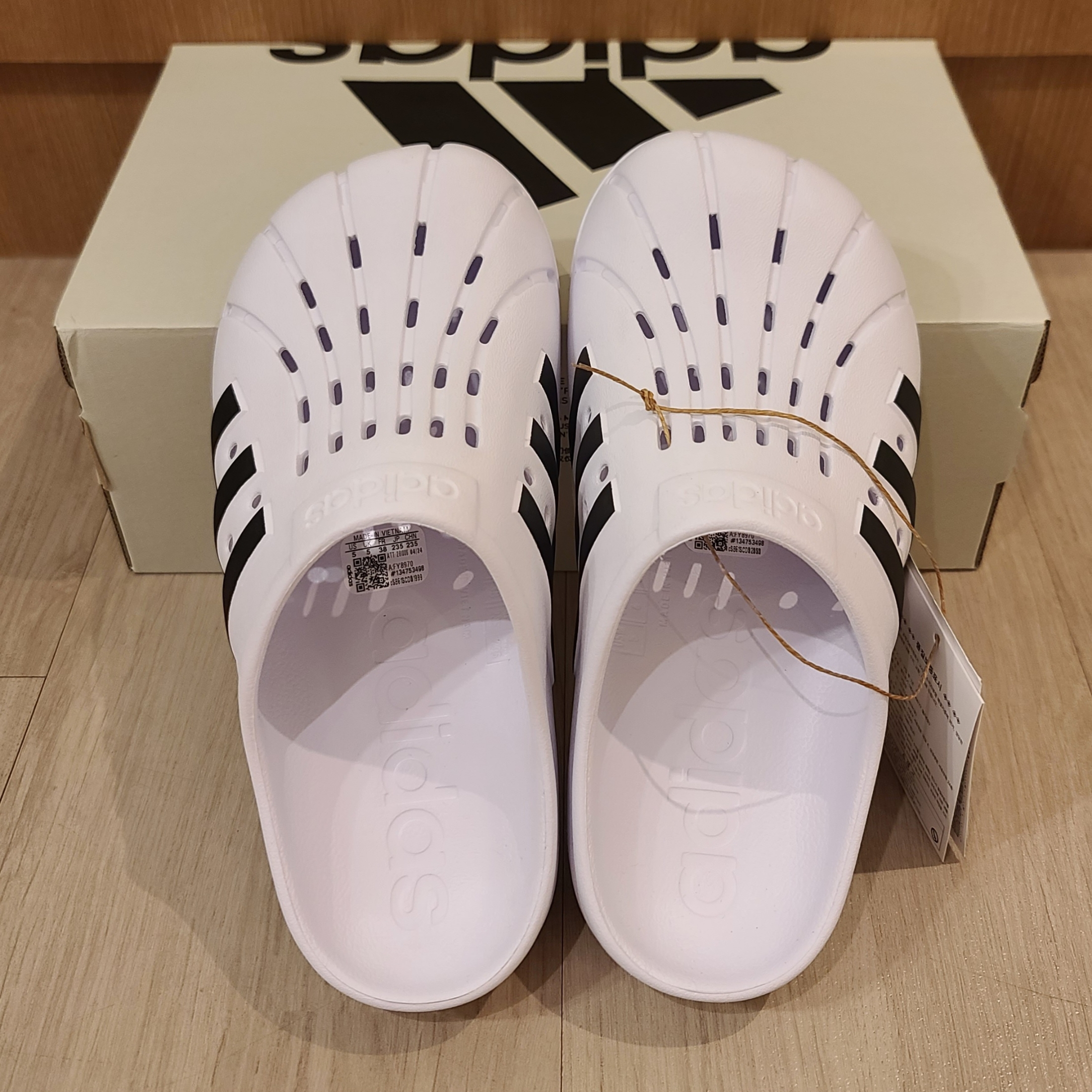 Adidas Adilette Clog White Black 착용 스타일 - 3