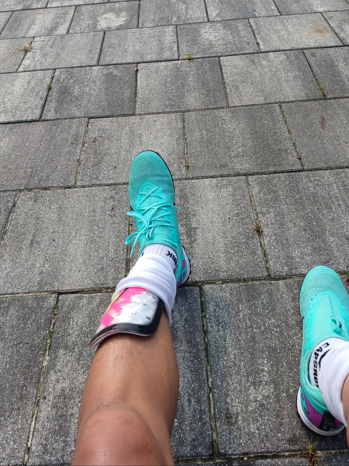 Nike Mercurial Lite Football Shinguards Sunset Pulse Black, Nike Zoom Mercurial Vapor 15 Pro TF Hyper Turquoise Fuchsia Dream 착용 스타일 - 1