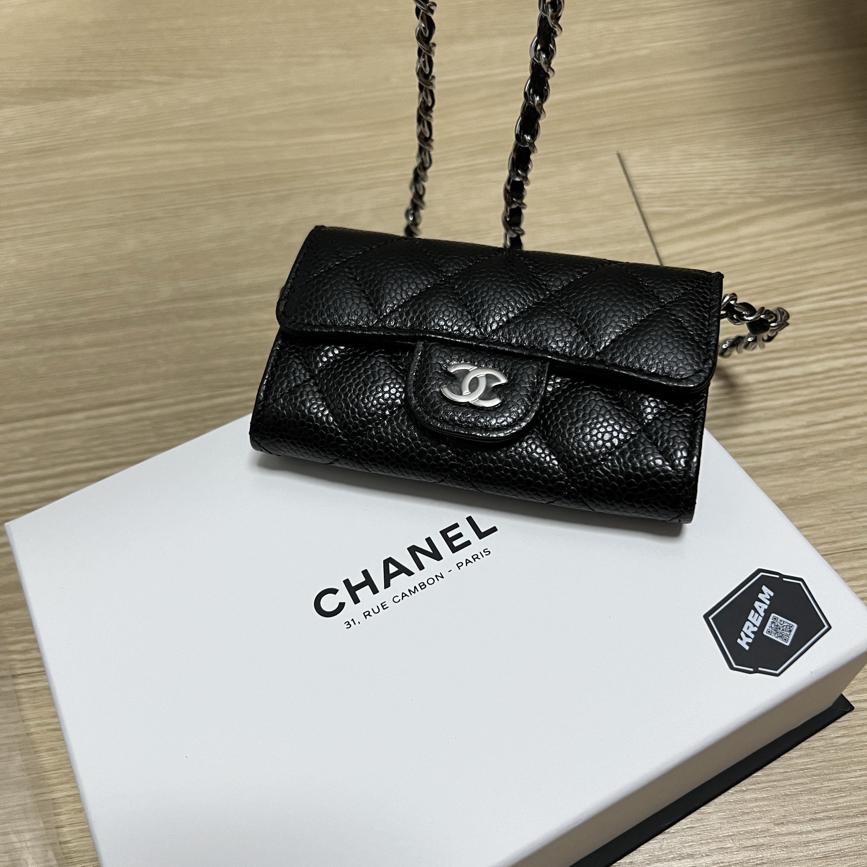 Chanel Classic Card Holder Grained Calfskin & Silver Black 착용 스타일 - 8