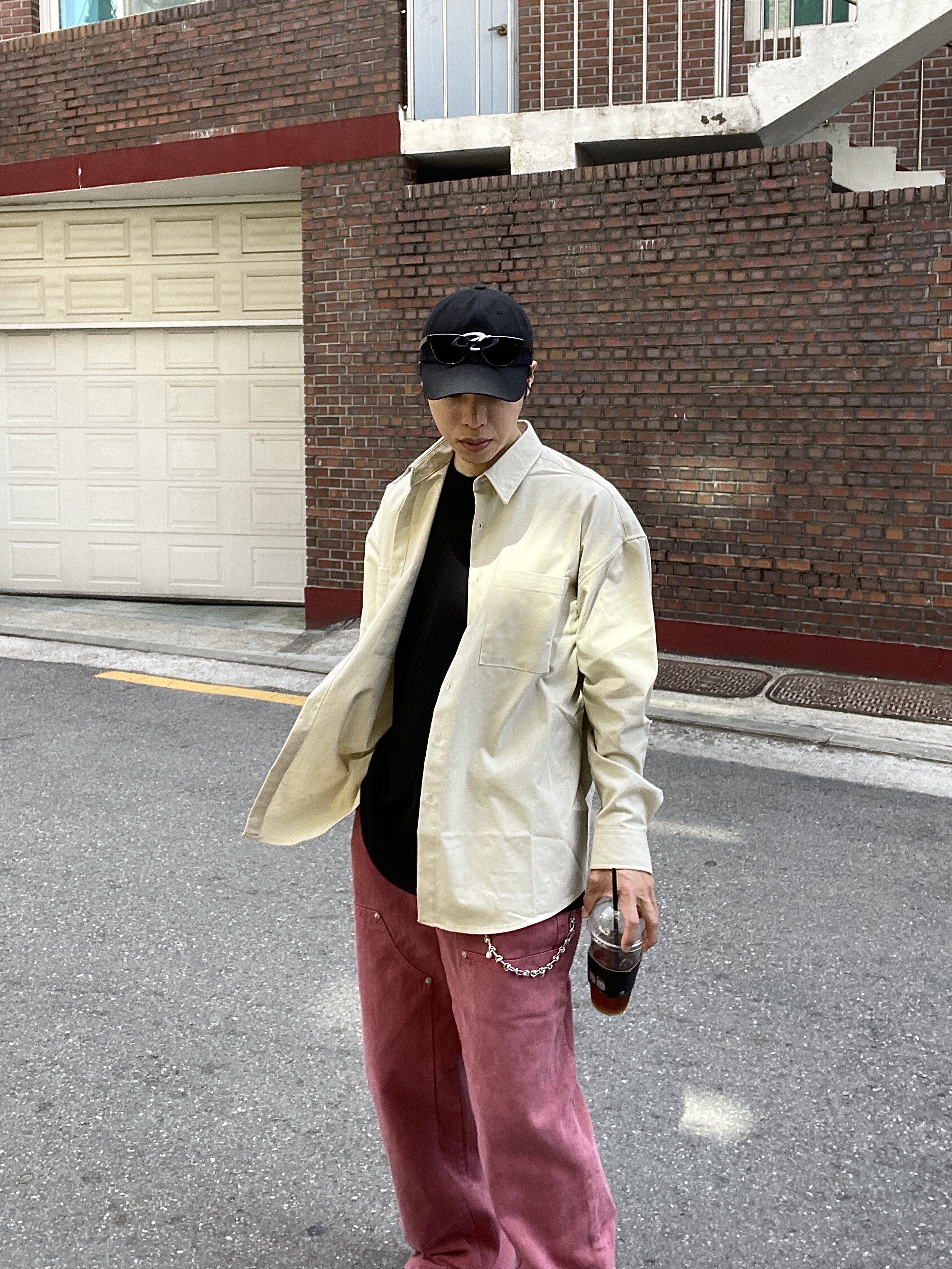 Oofos x Undercover Clog Black 착용 스타일 - 3