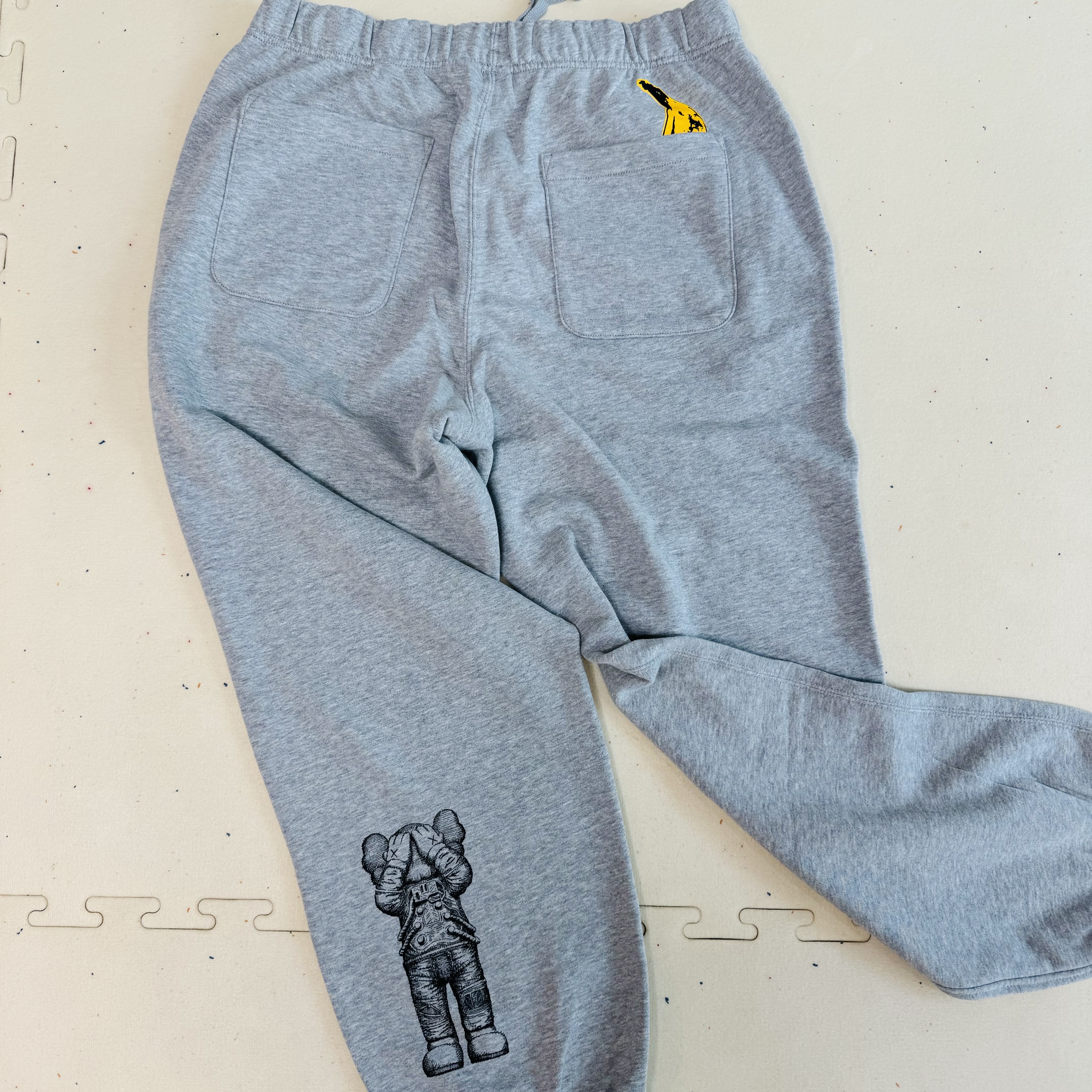 Uniqlo UT x Kaws x Warhol Sweatpants Heather Gray 착용 스타일 - 2