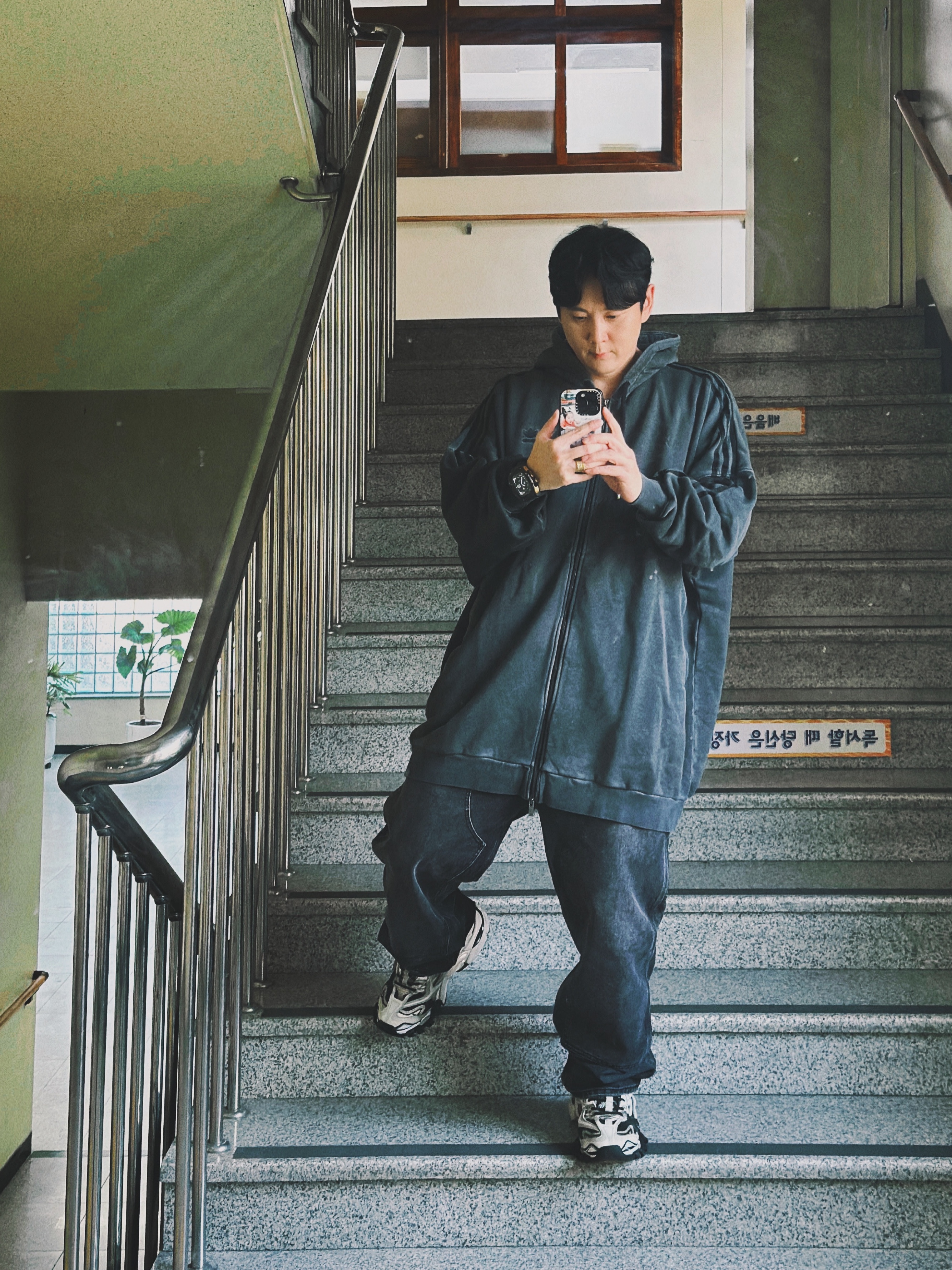 Balenciaga Track.2 Sneakers Beige Black, Supreme Repeat Leather Belt Black 착용 스타일