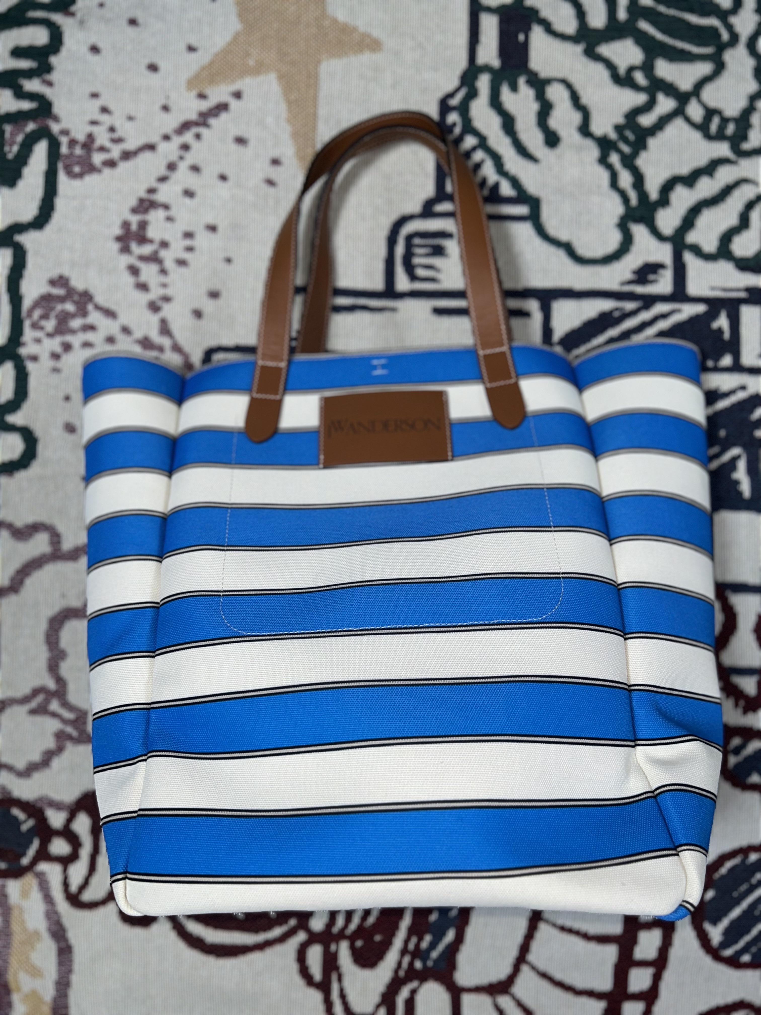 JW Anderson Belt Logo Tote Bag Blue White 착용 스타일 - 3