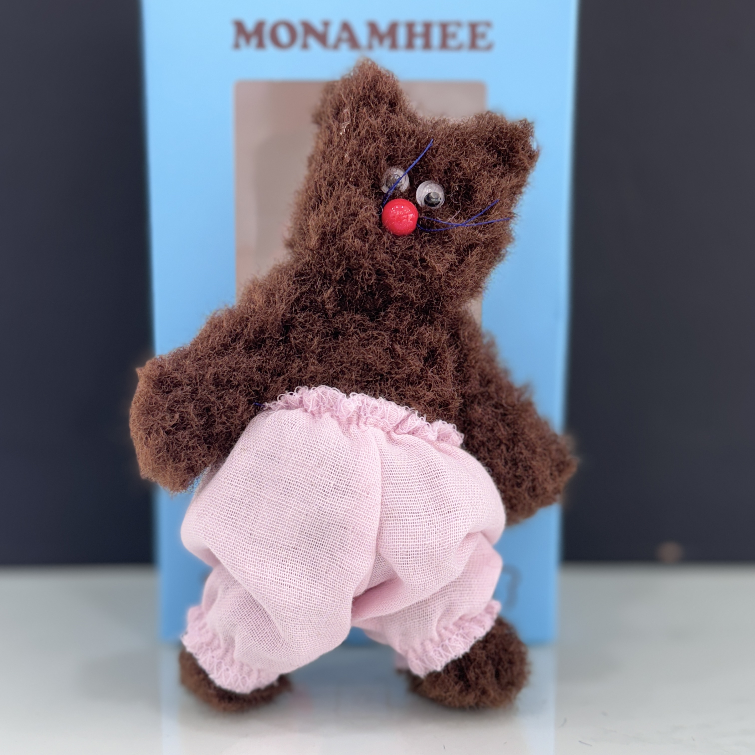 Monamhee Bred Keyring with Pink Pants Brown 착용 스타일 - 1