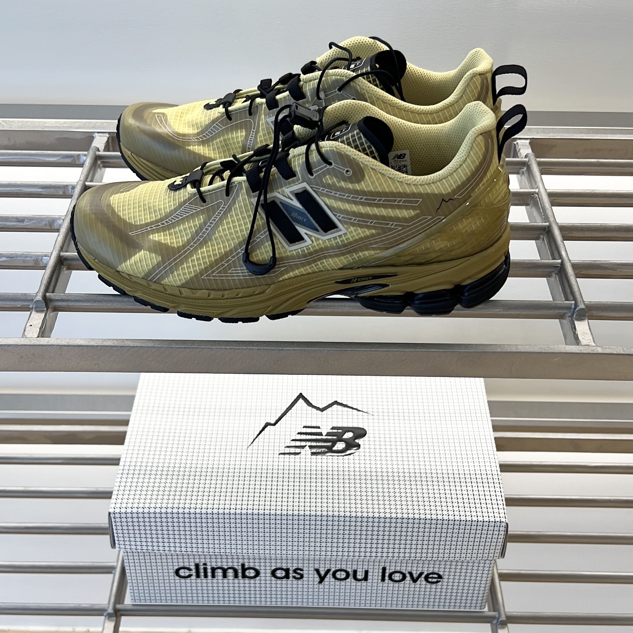 New Balance x Cayl 1906R Yellow 착용 스타일