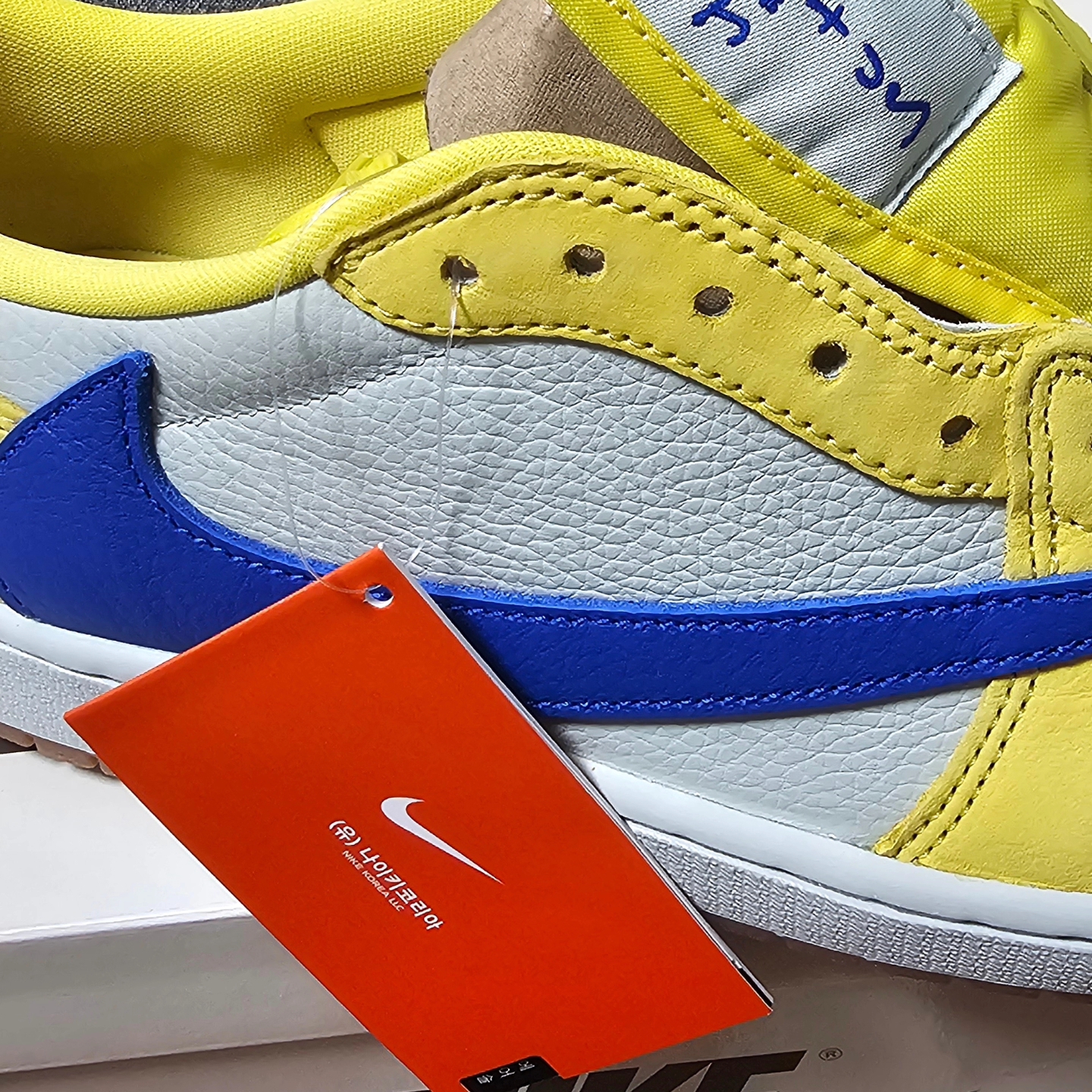 (W) Jordan 1 x Travis Scott Retro Low OG SP Canary 착용 스타일 - 5