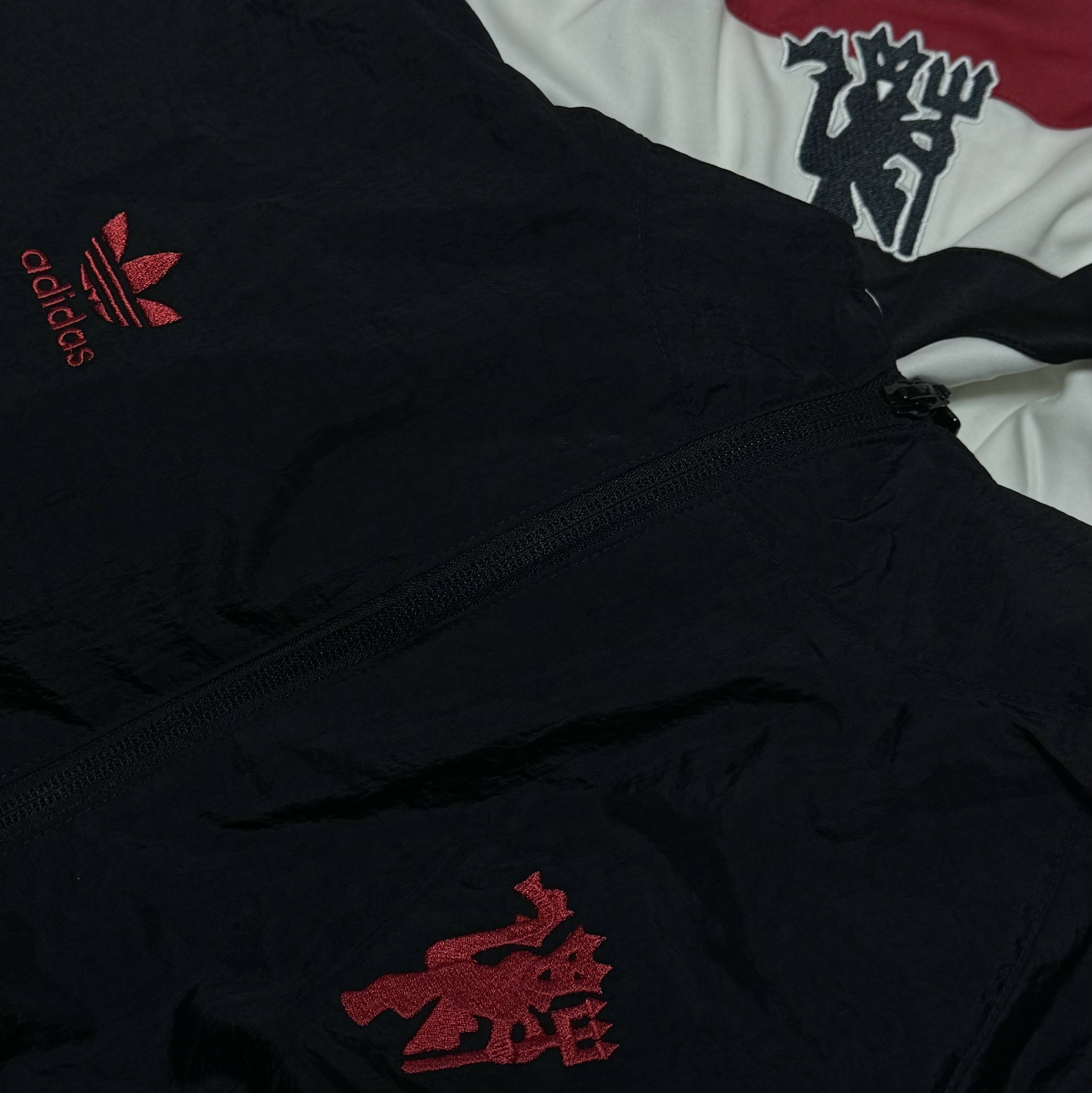 Adidas Manchester United Originals Track Top Black Red - KR Sizing, Adidas Manchester United 2024/25 3rd Jersey Off White - KR Sizing (Non Marking Ver.) 착용 스타일