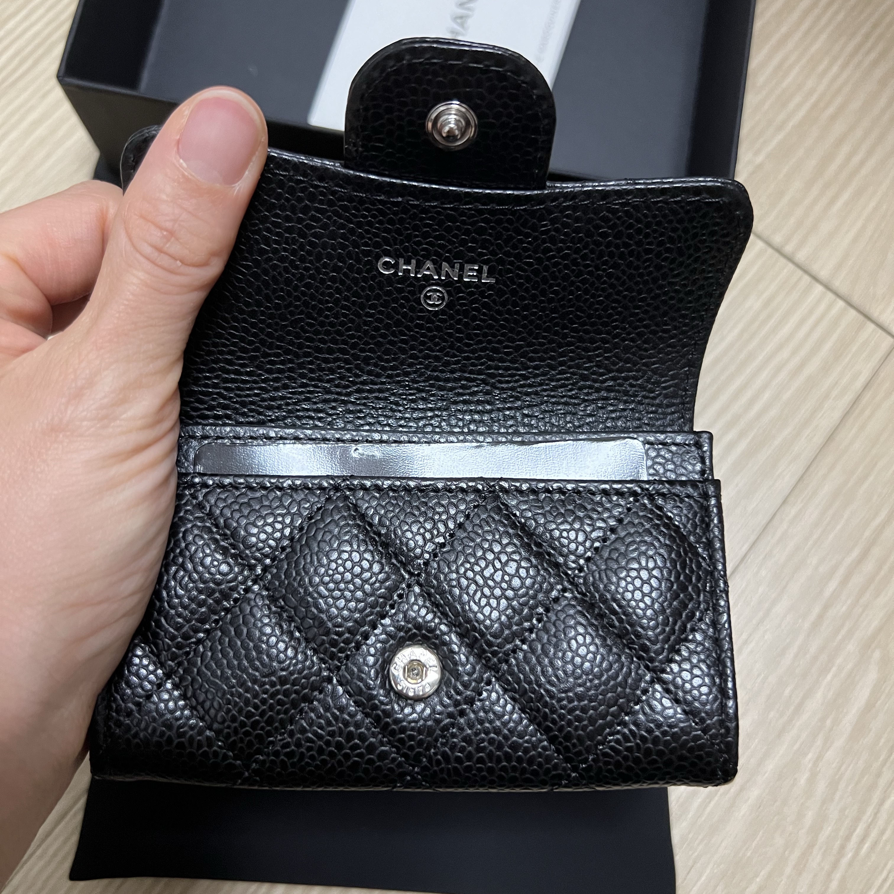 Chanel Classic Card Holder Grained Calfskin & Silver Black 착용 스타일 - 6