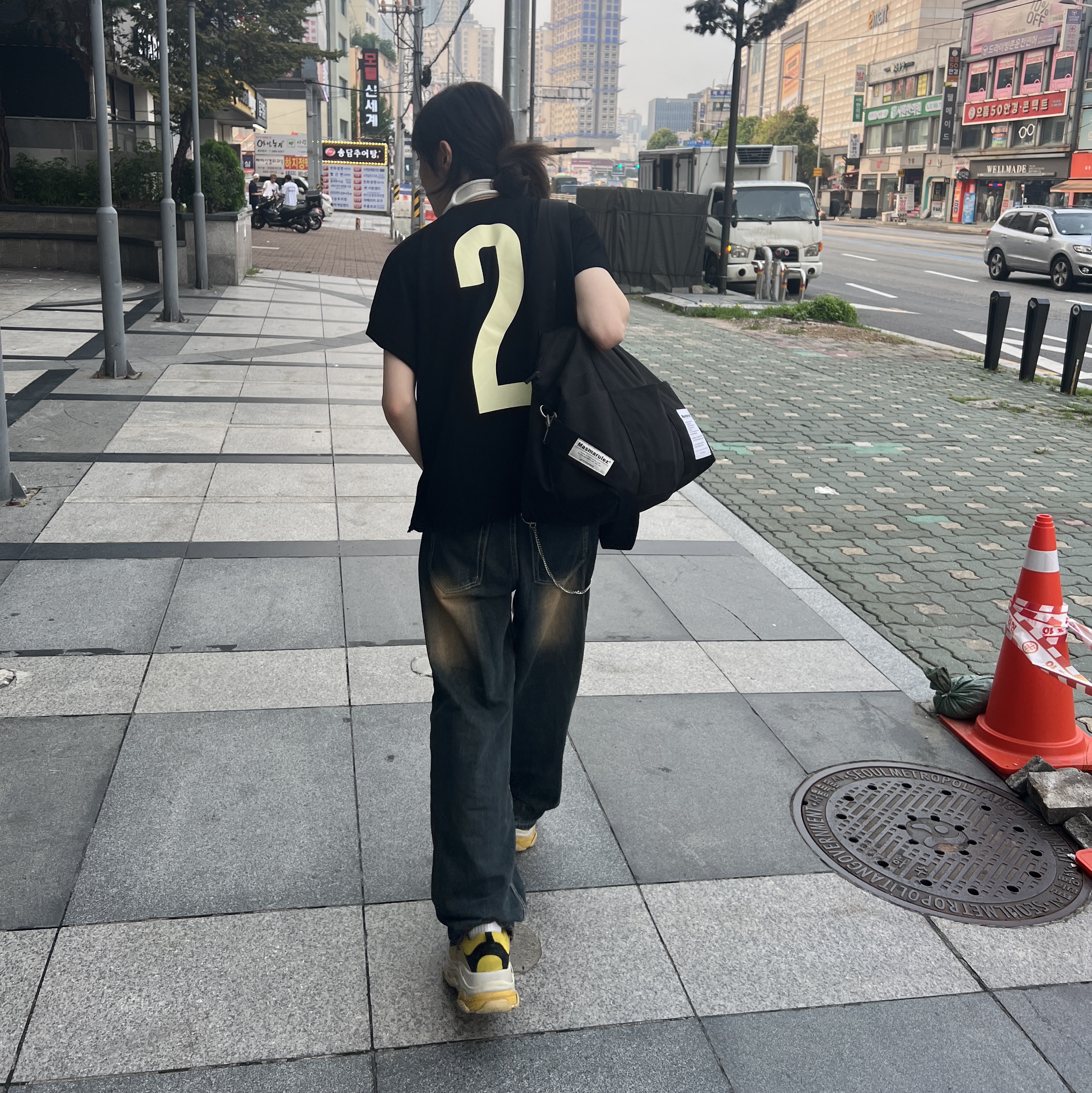 Yeezy Two Box T-Shirt Black (Vultures Listening Experience Korea Exclusive) 착용 스타일