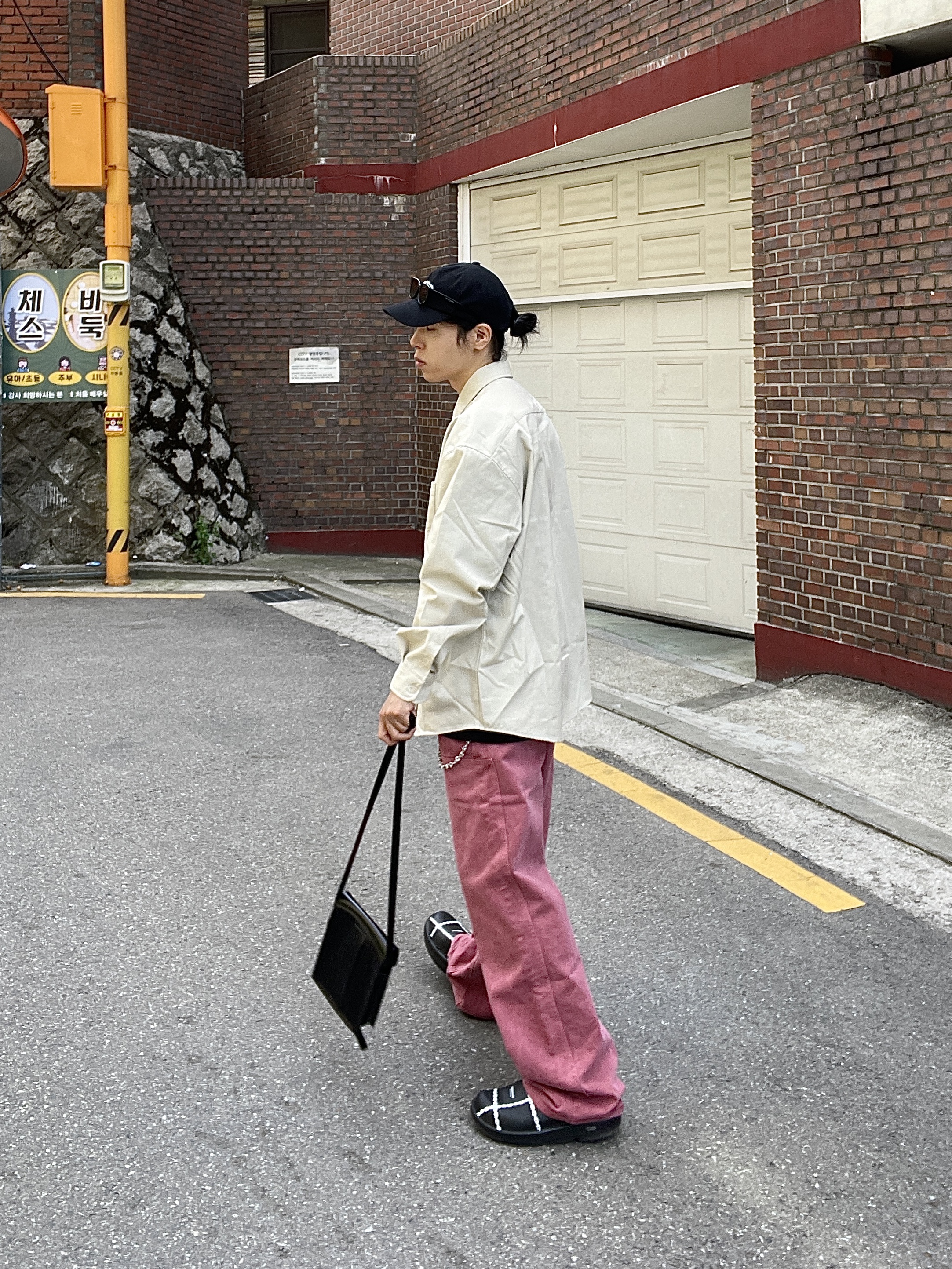 Oofos x Undercover Clog Black 착용 스타일 - 2