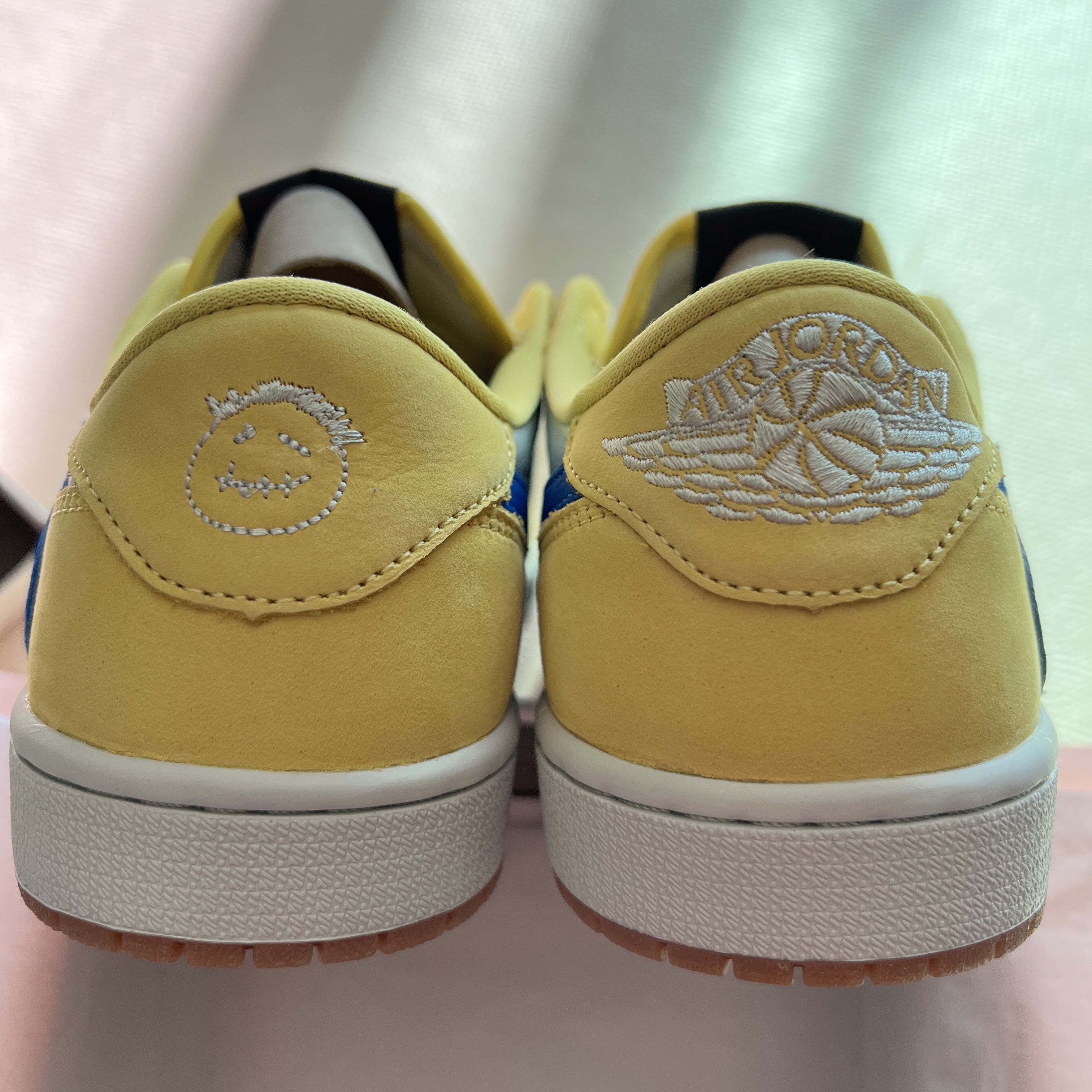 (W) Jordan 1 x Travis Scott Retro Low OG SP Canary 착용 스타일 - 3