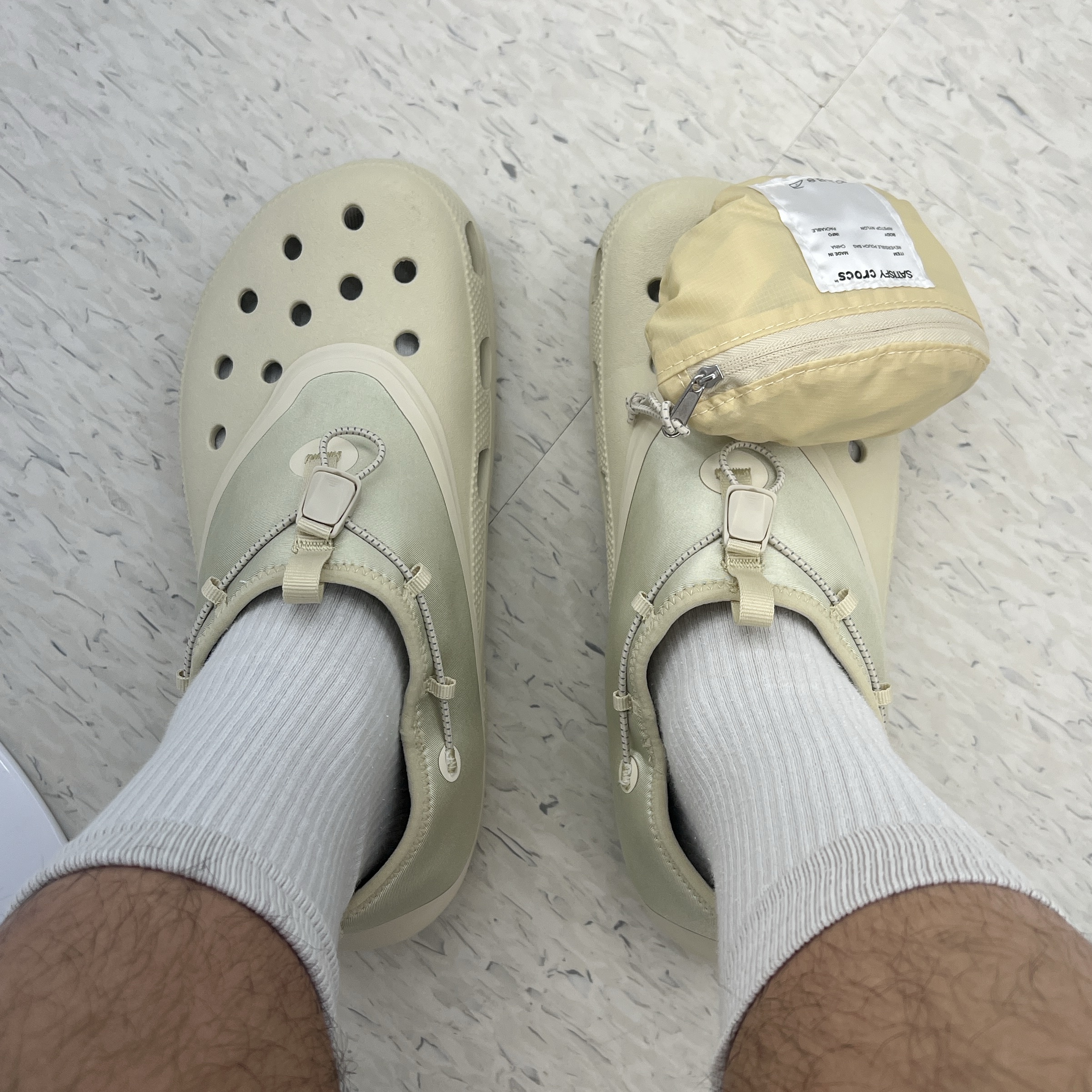 Crocs x Satisfy Classic Clog Bone 착용 스타일