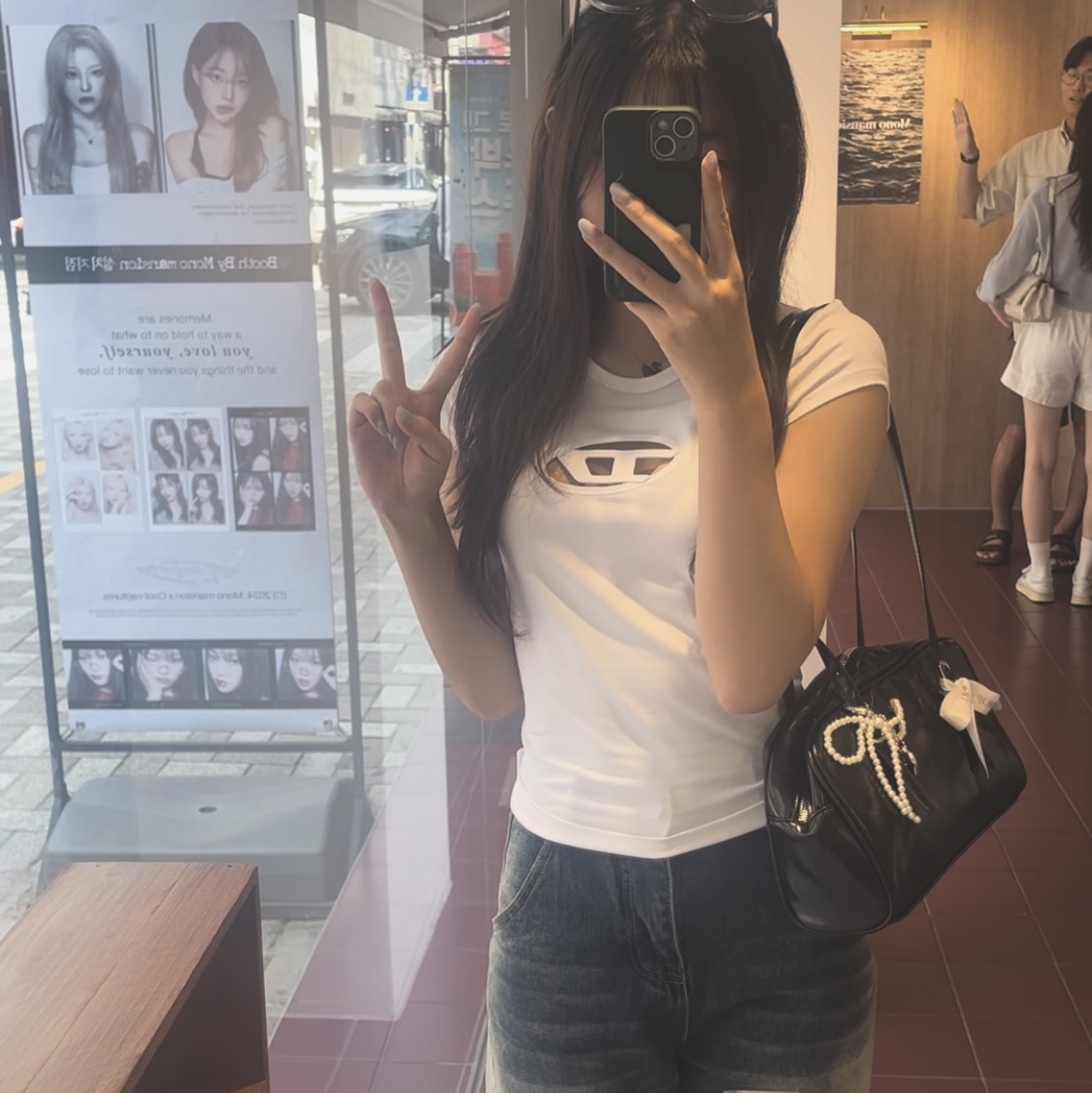 (W) Diesel T-Angie Peekaboo Logo T-Shirt White 착용 스타일 - 1