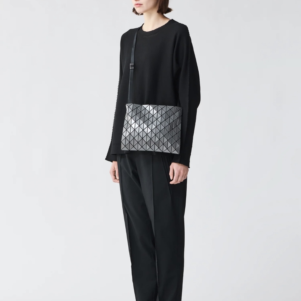 Bao Bao Issey Miyake Row Metallic Light Lavender 착용 스타일 - 2
