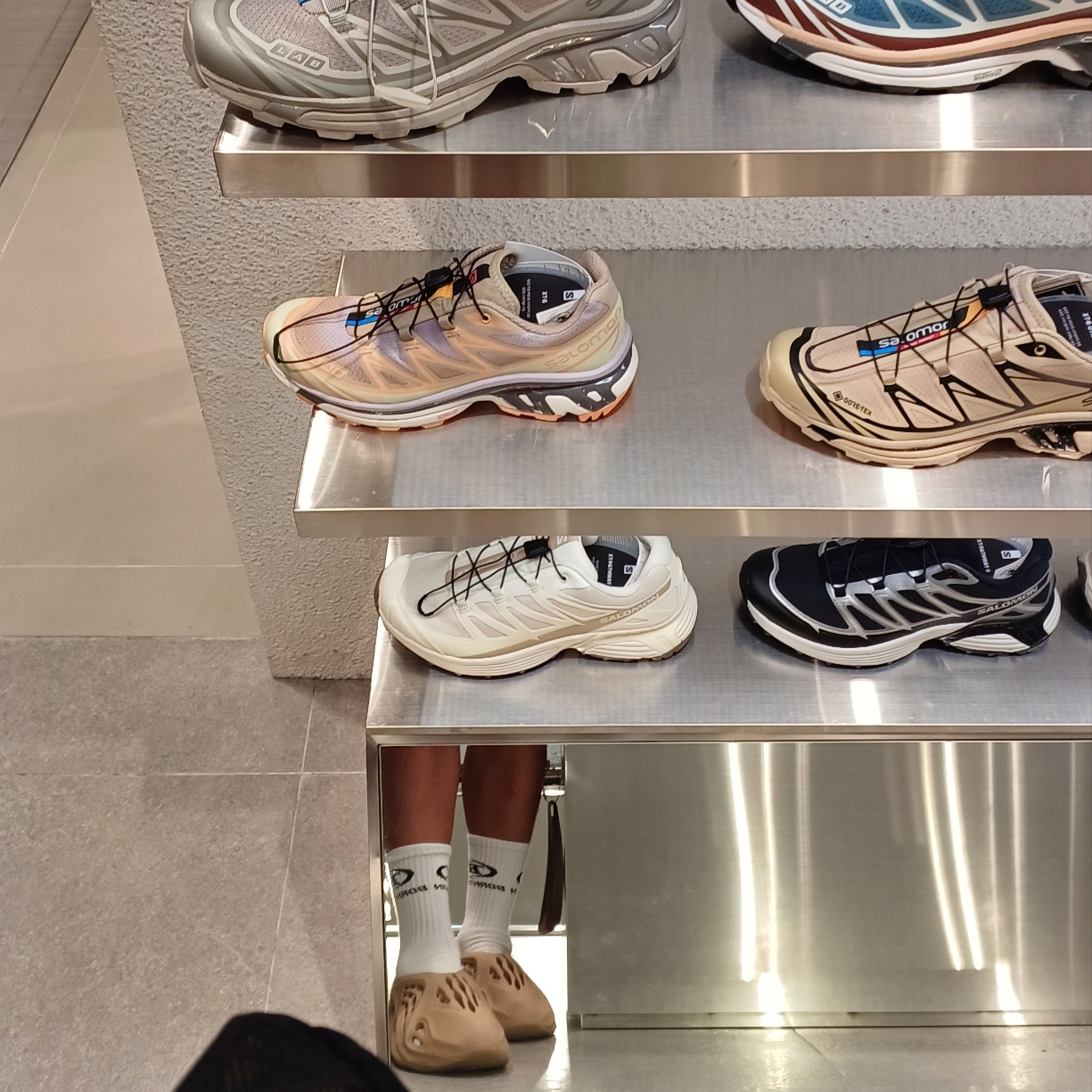 BORN TO WIN Symbol B Logo Socks White, Adidas Yeezy Foam RNNR Ochre 착용 스타일 - 3
