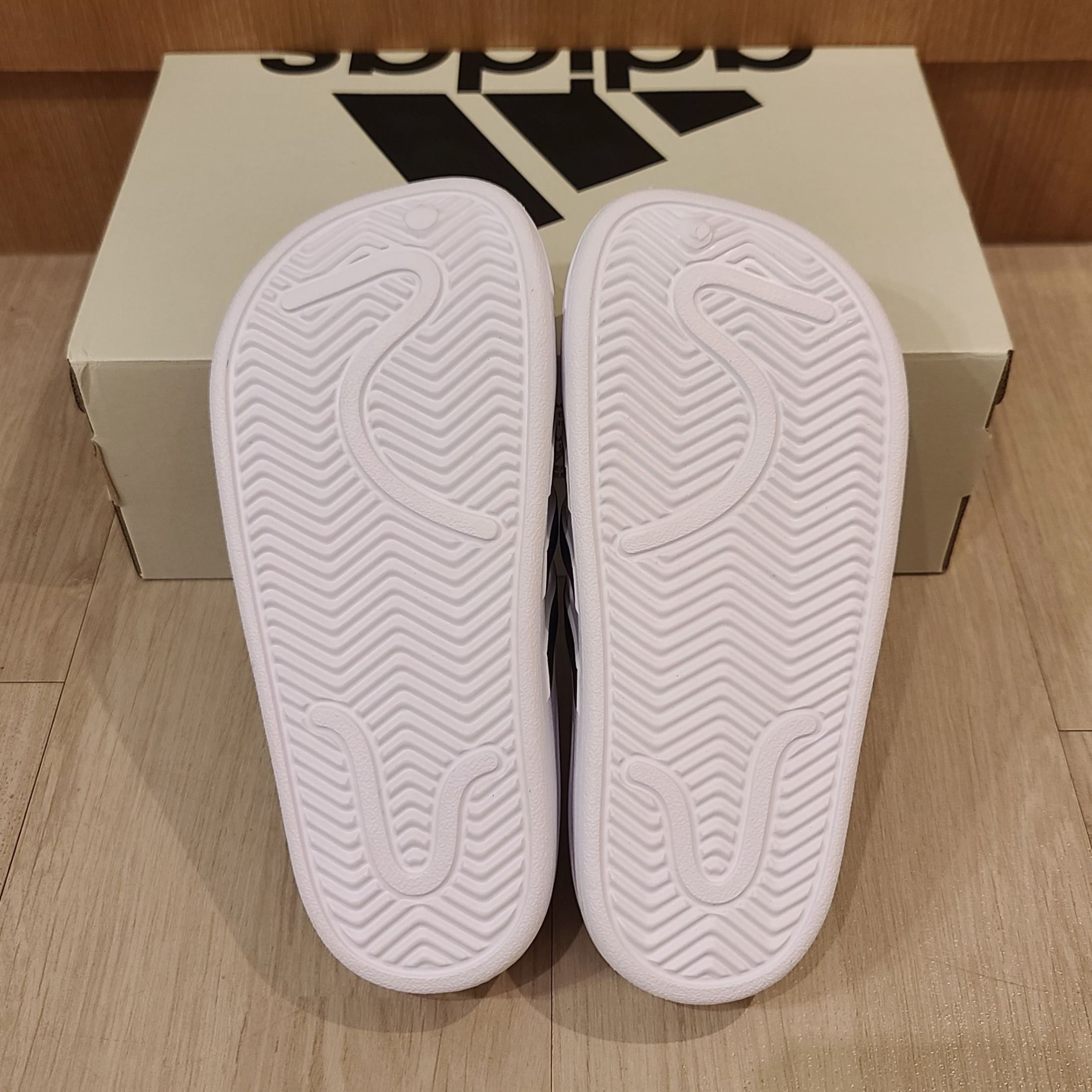 Adidas Adilette Clog White Black 착용 스타일 - 4