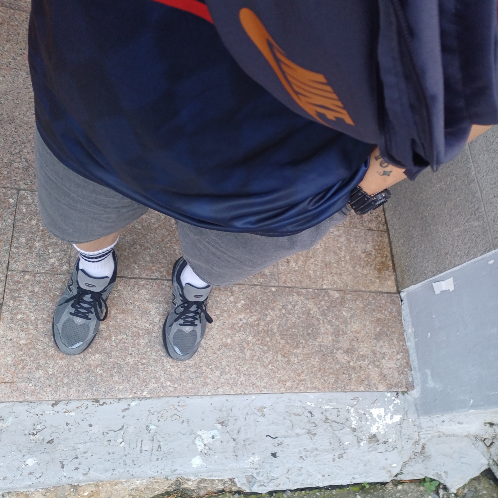 New Balance 2002R Dark Grey 착용 스타일 - 2