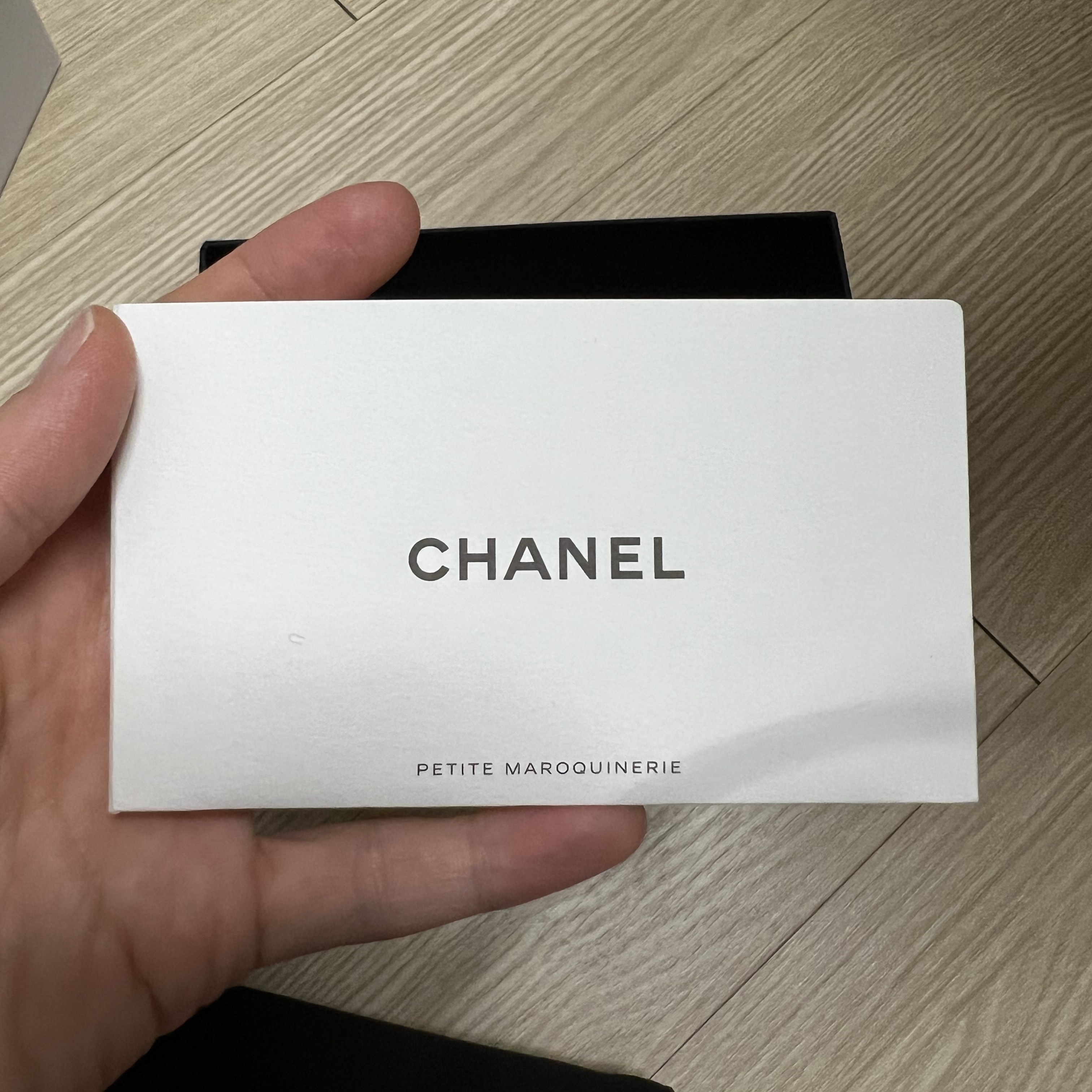 Chanel Classic Card Holder Grained Calfskin & Silver Black 착용 스타일 - 3