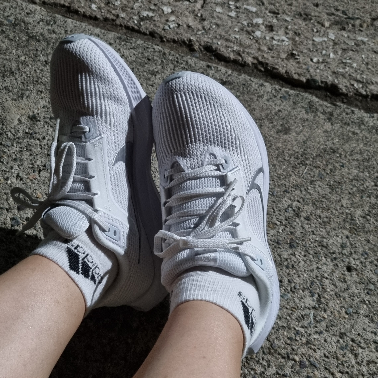 (W) Nike Air Zoom Pegasus 40 White Metallic Silver 착용 스타일