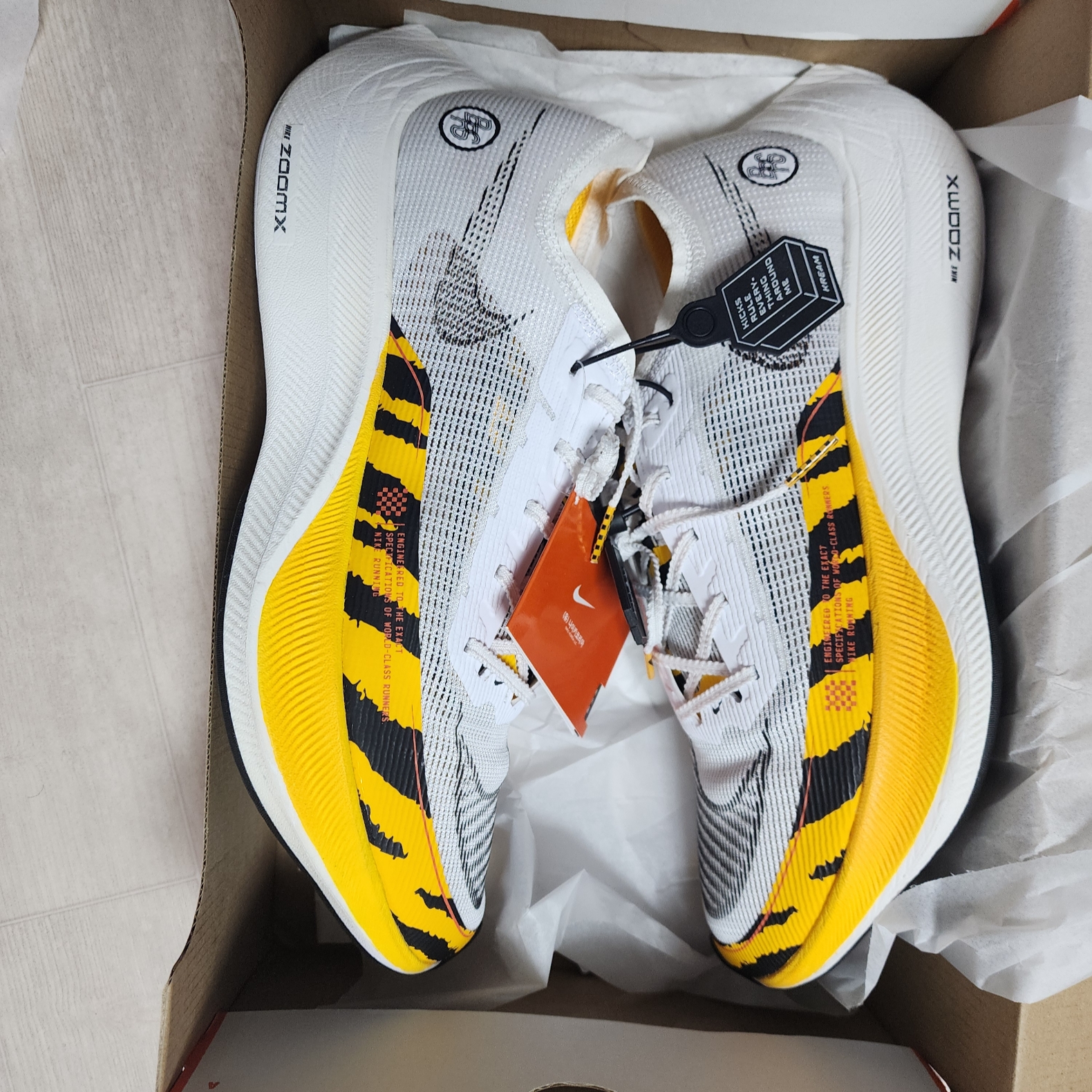Nike ZoomX Vaporfly Next% 2 BRS White University Gold 착용 스타일 - 1