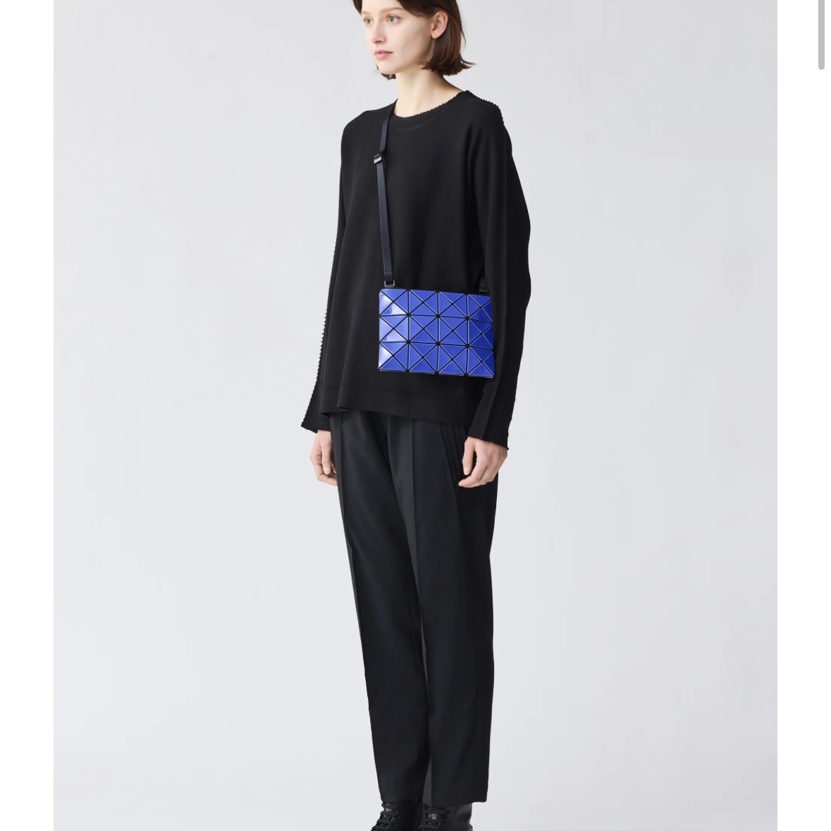 Bao Bao Issey Miyake Lucent W Crossbody Bag Light Grayish Blue 착용 스타일 - 1