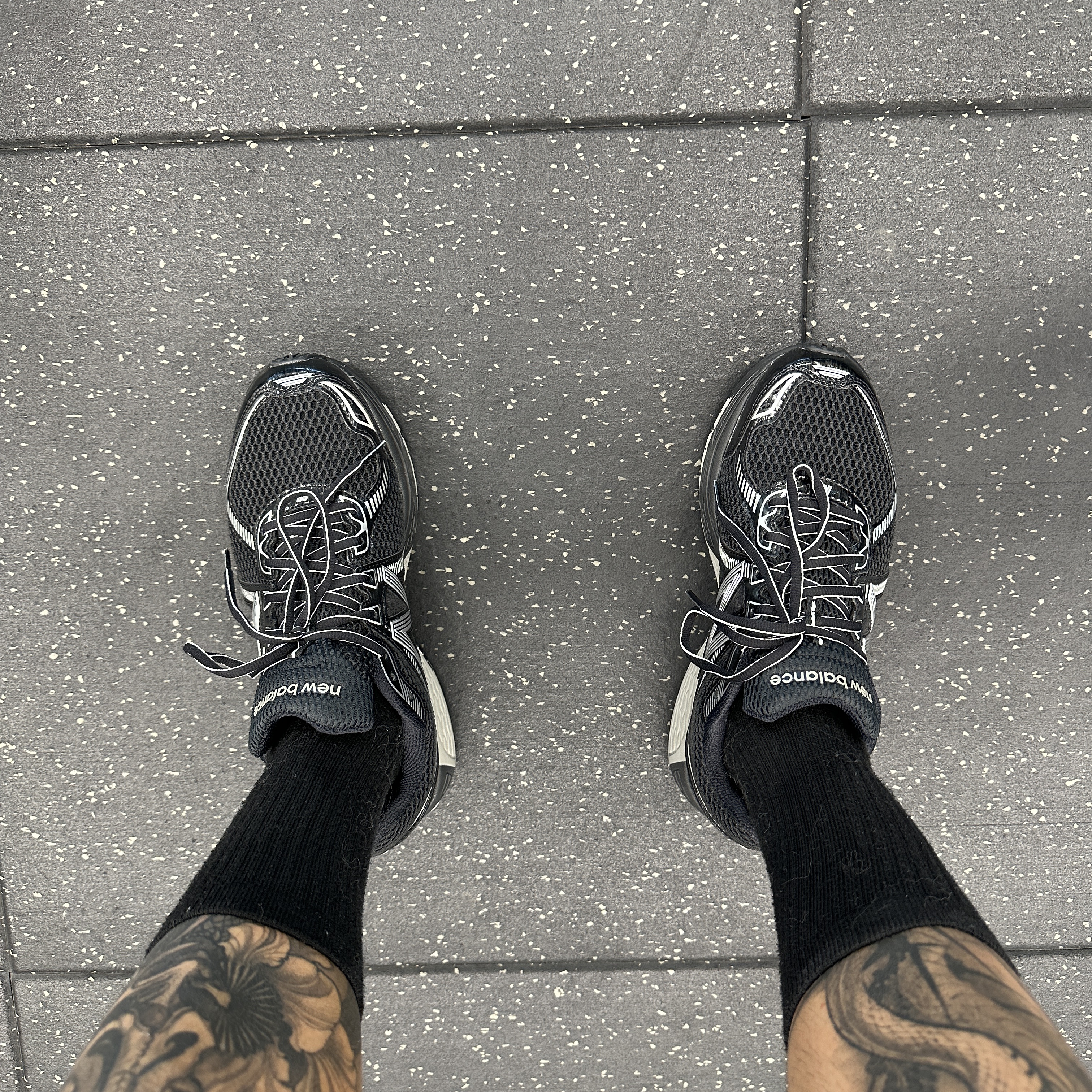 New Balance 860v2 Black Grey 착용 스타일 - 1