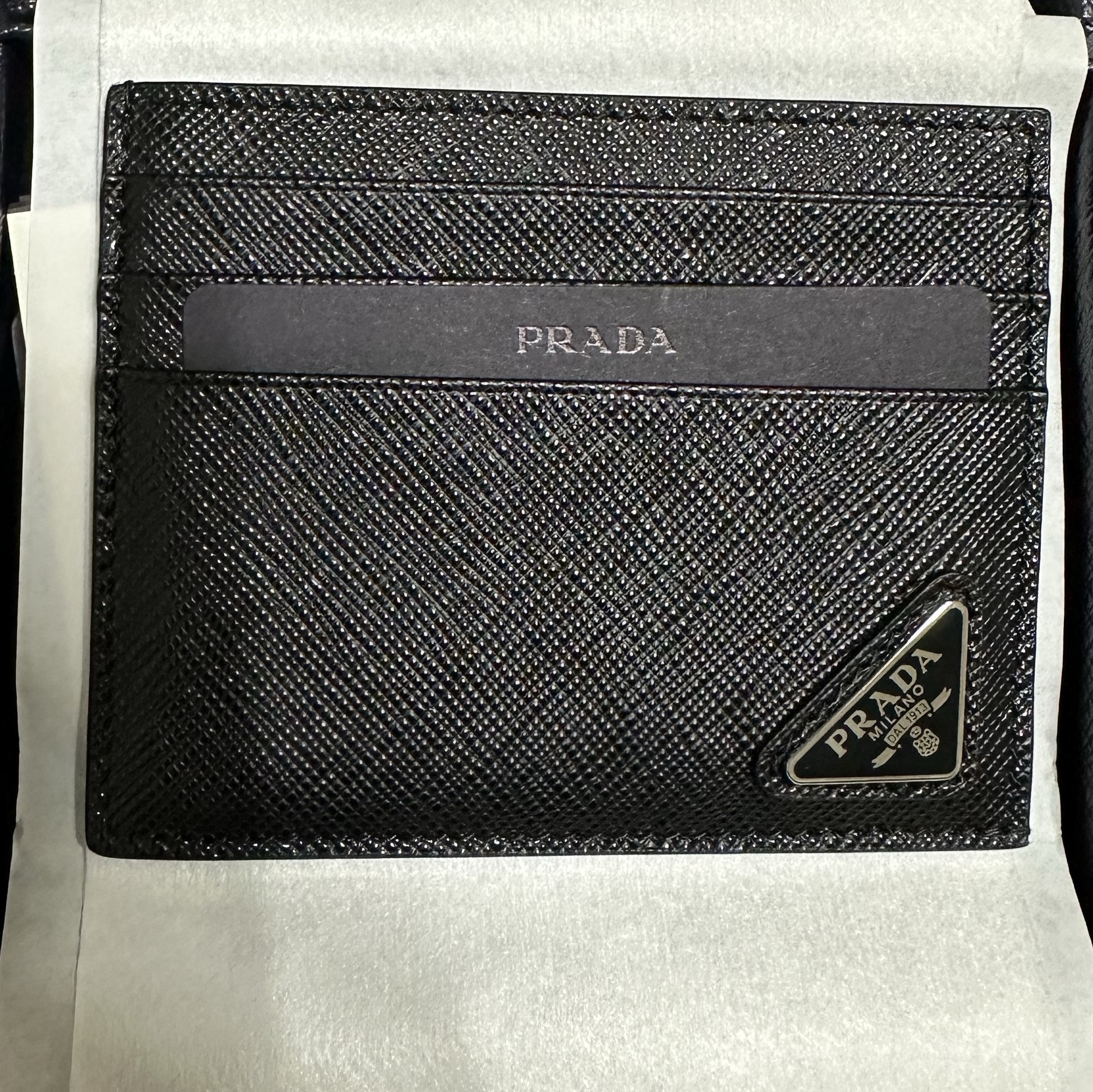 Prada Saffiano Leather Card Holder Black 착용 스타일 - 1