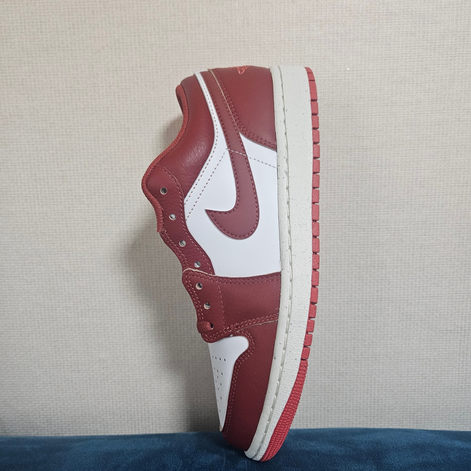 Jordan 1 Low SE Dune Red White 착용 스타일