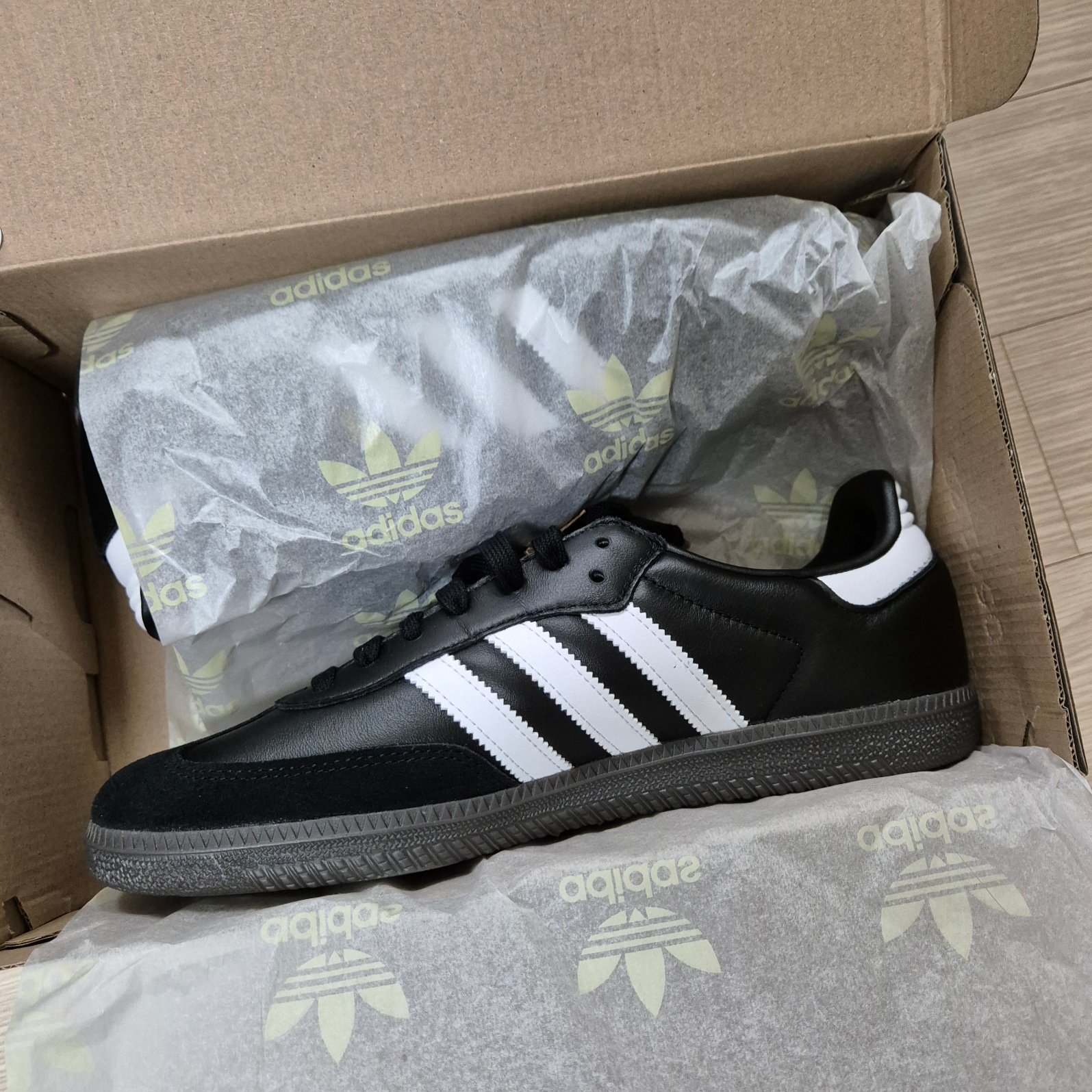 Adidas Samba OG Black White Gum 착용 스타일 - 1