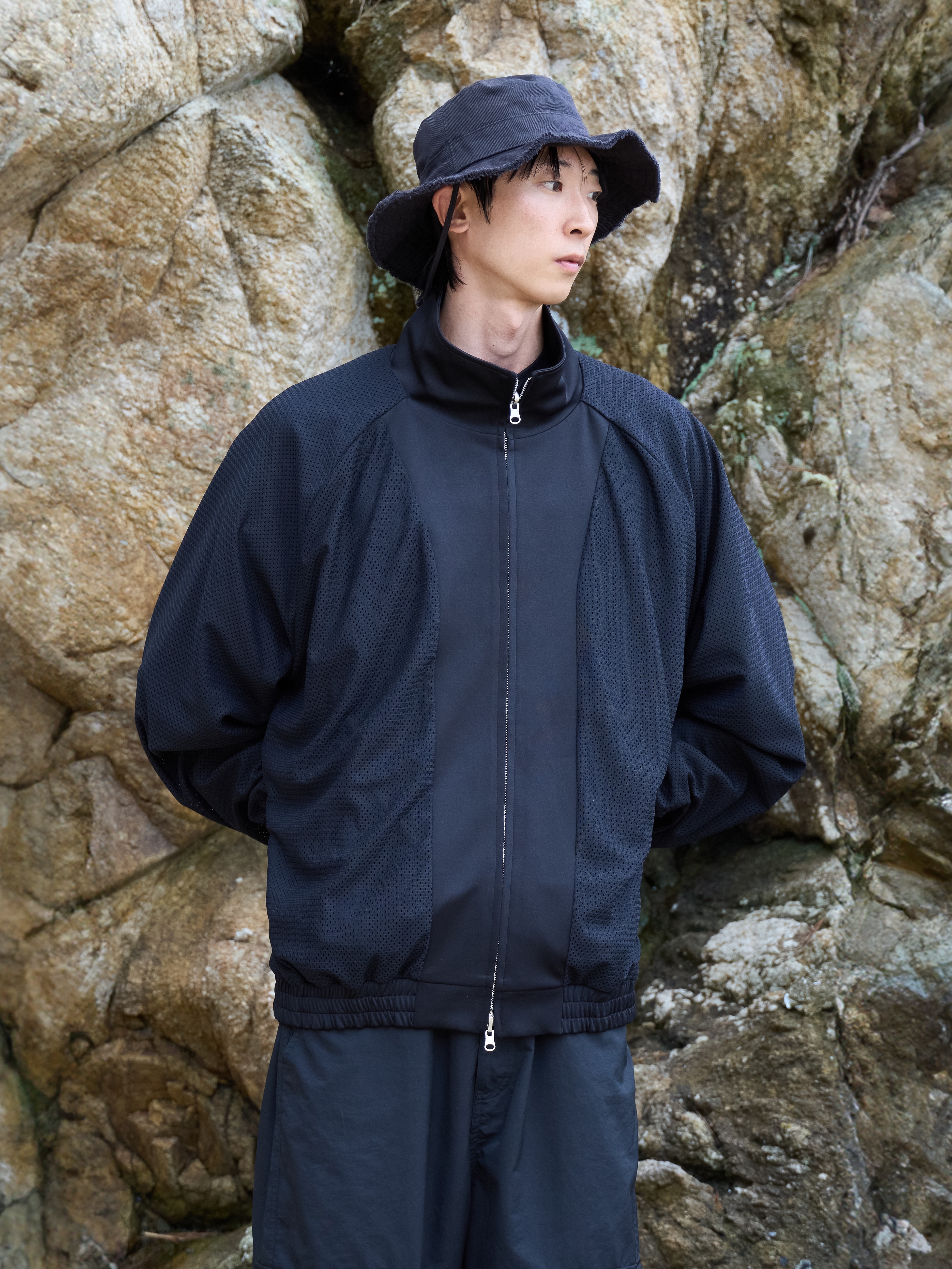 Jacquemus Le Bob Artichaut Bucket Hat Black 착용 스타일 - 3