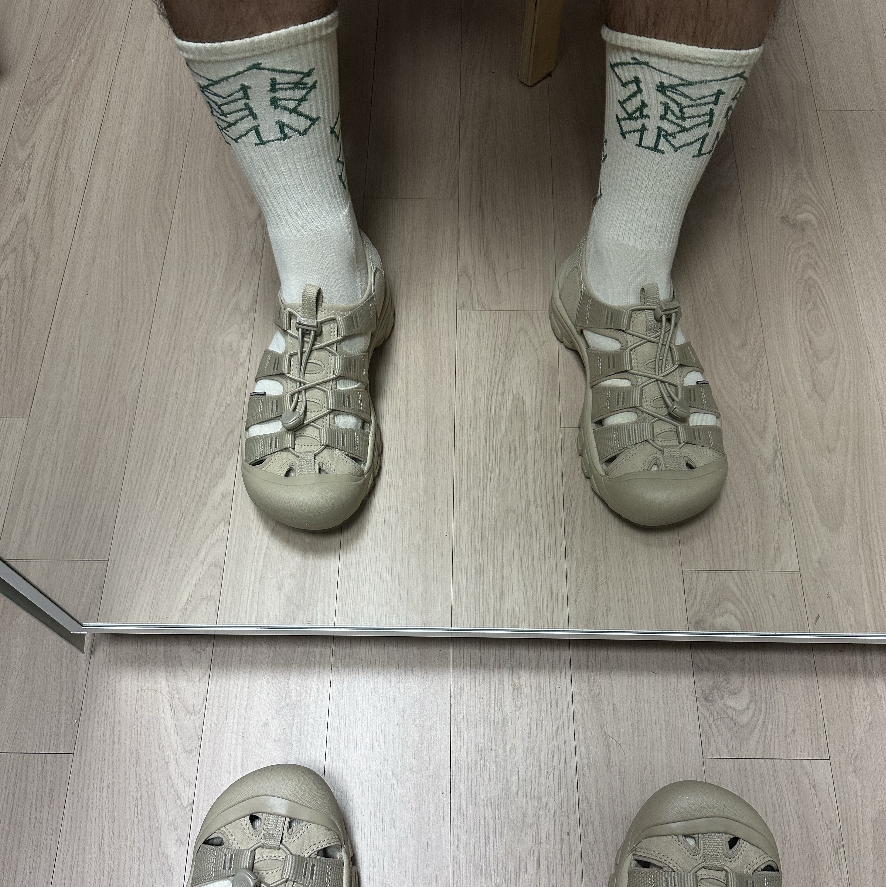 Keen Newport H2 Monochrome Safari 착용 스타일