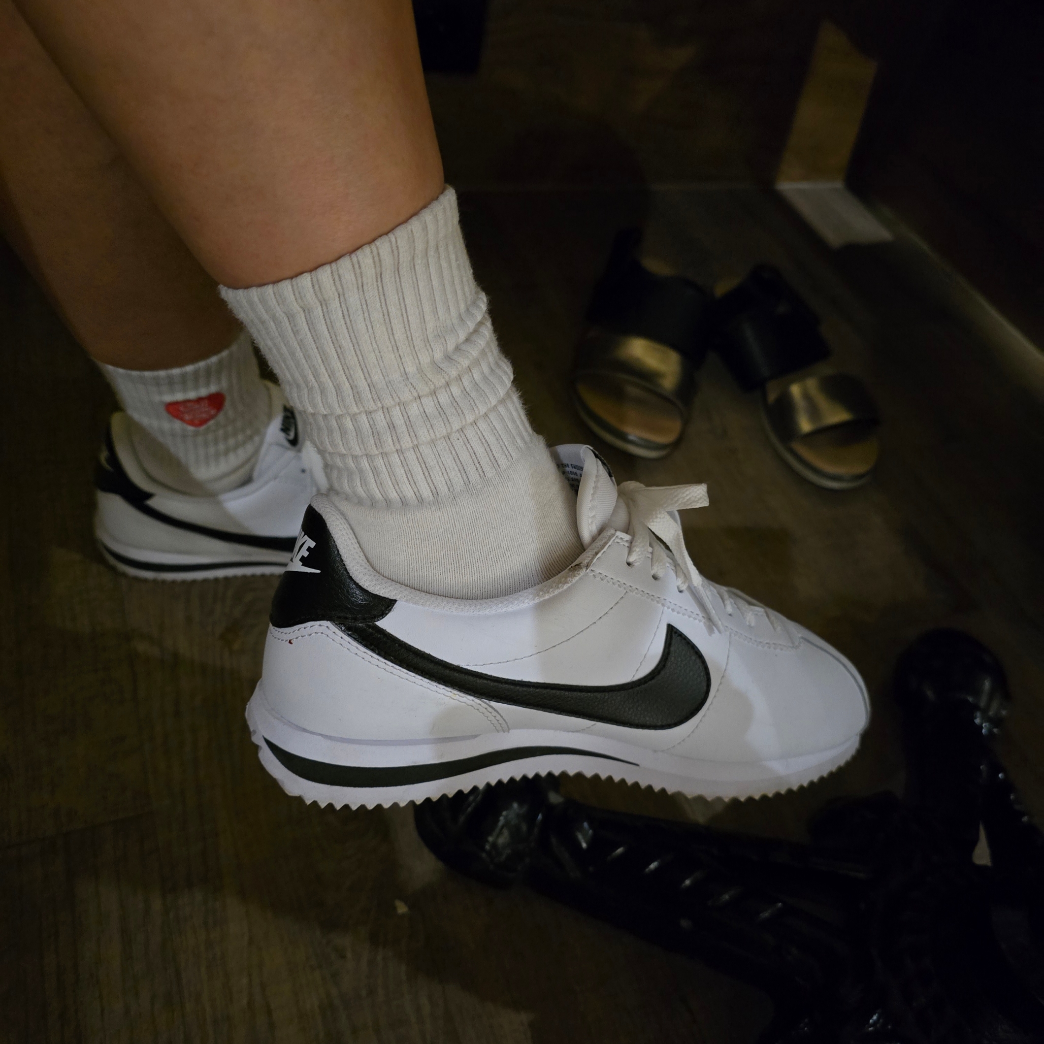 (W) Nike Cortez Leather White Black 착용 스타일