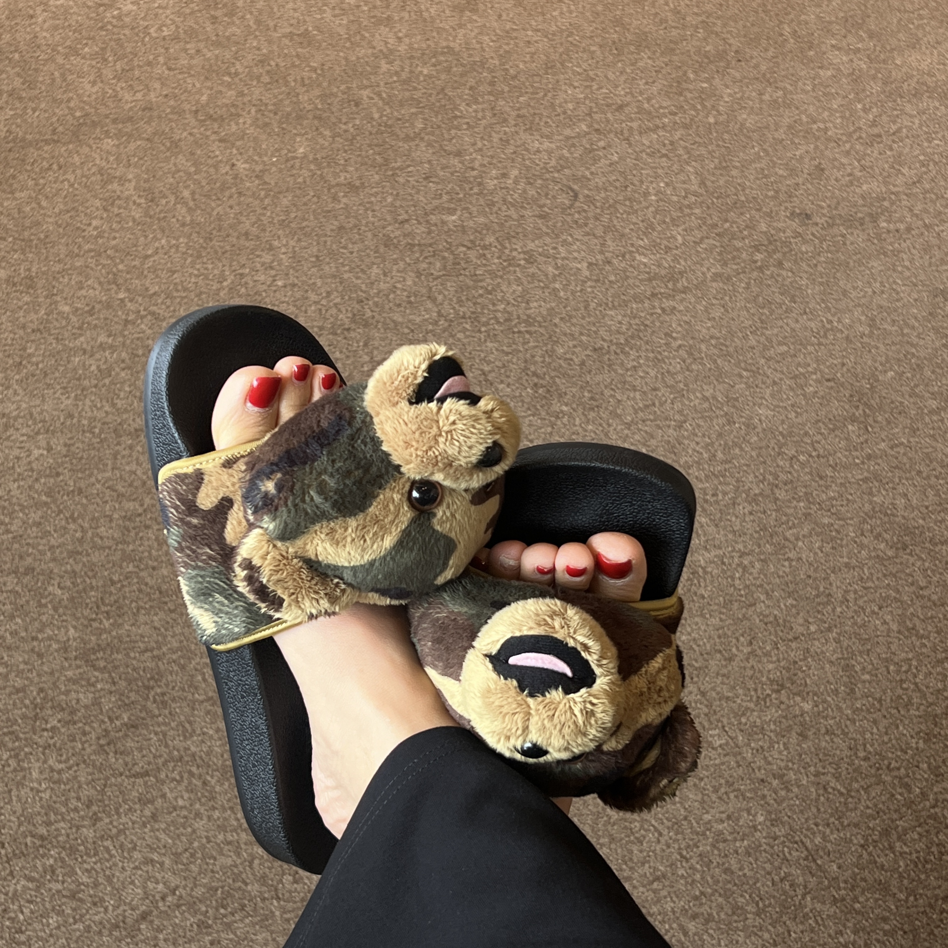 Adidas x Jeremy Scott Adilette Teddy Slide Camo 착용 스타일
