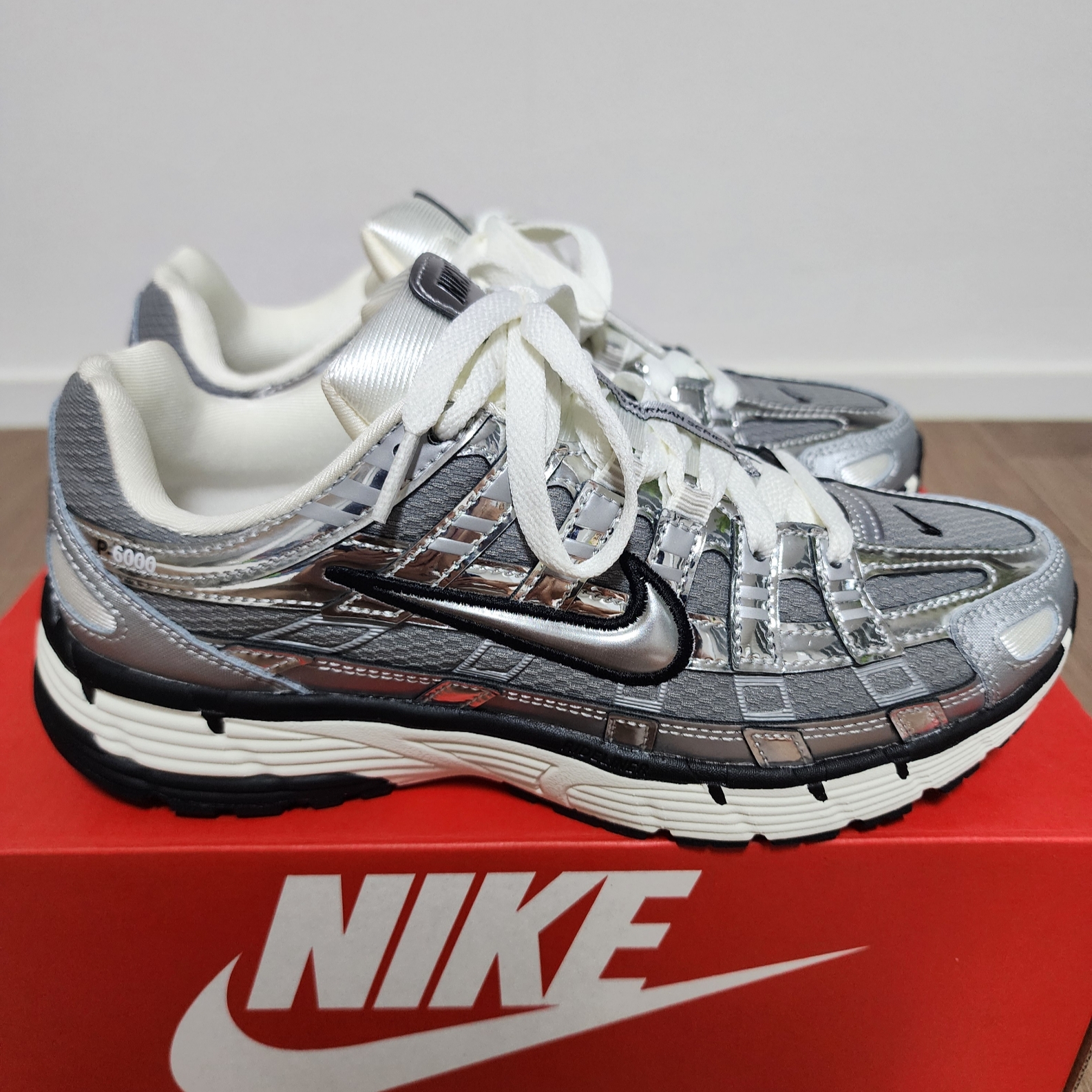 Nike P-6000 Metallic Silver 착용 스타일 - 2