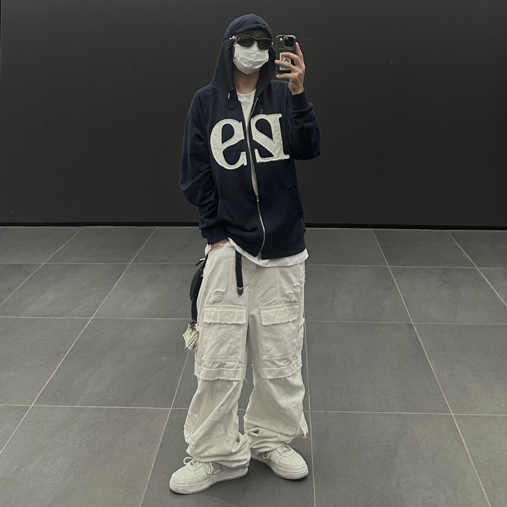 Gentle Monster Yyy 01 Black, BAPE x JJJJound Bape Sta Low White Light Grey 착용 스타일 - 1