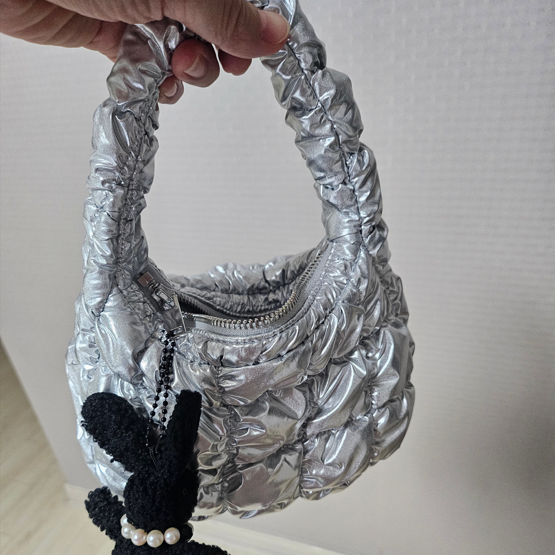 COS Quilted Micro Bag Silver 착용 스타일