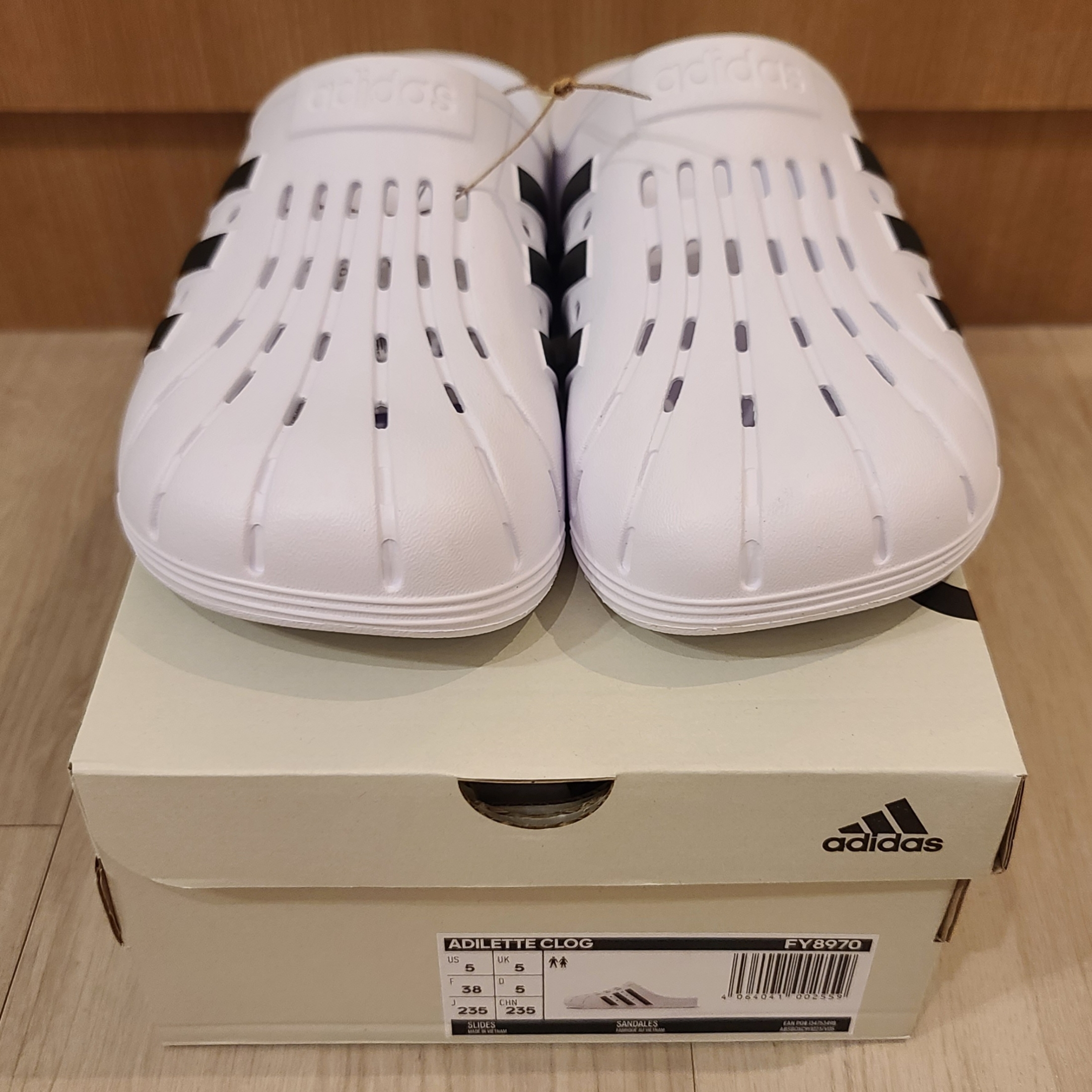 Adidas Adilette Clog White Black 착용 스타일 - 2