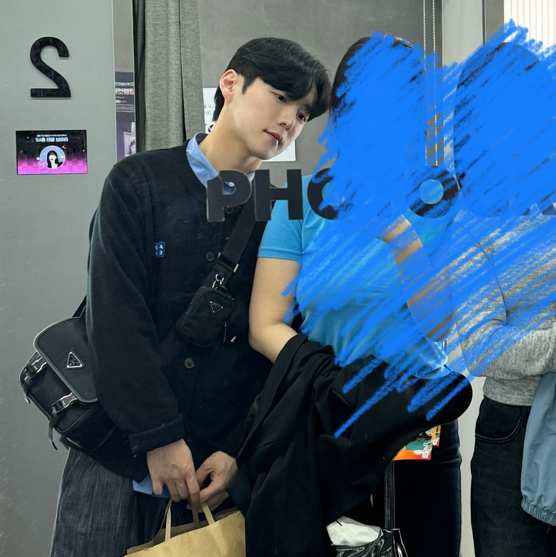 Prada Re-Nylon and Saffiano Leather Shoulder Bag Black, Ader Error Sig; TRS/BL Tag Cardigan 02 Black 착용 스타일