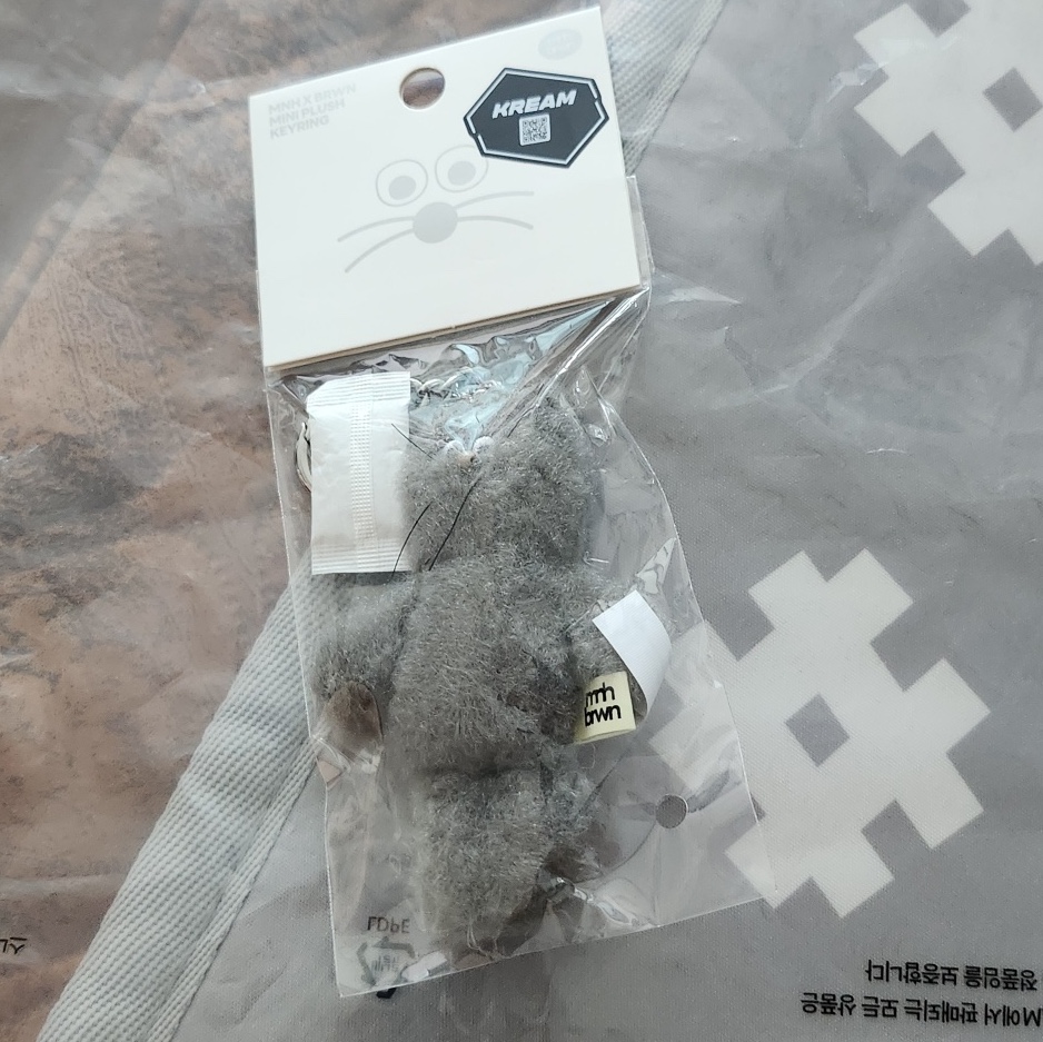Monamhee Blay Mini Plush Keyring Black 착용 스타일